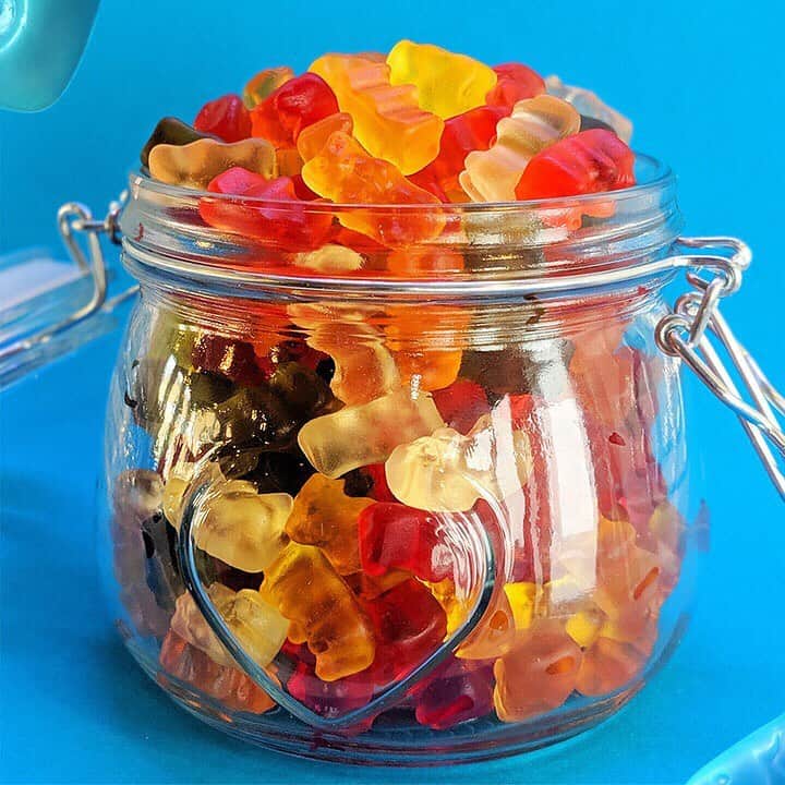 Candy Crushさんのインスタグラム写真 - (Candy CrushInstagram)「Can you guess how many Candy Bears are in the jar? Let us know below and we'll let you know if you're hot or cold with your guess!」8月22日 22時59分 - candycrushsaga