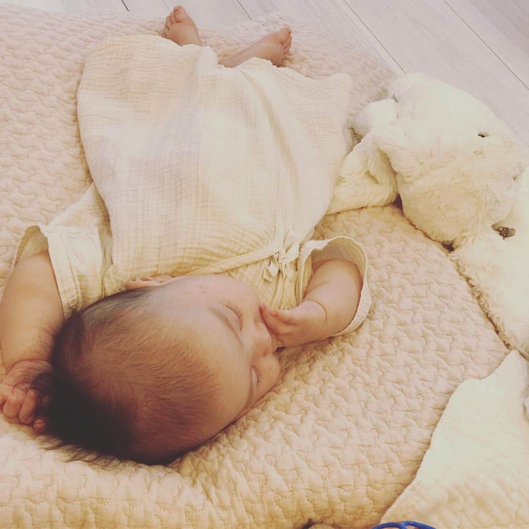 のインスタグラム：「ちょっと前から、ジーっと自分の右手を見つめて、左手の助けを借りて右手を口にもってくるようになった。（そのまま右手を口に持ってくることもある）そしてチュパチュパ。 ああ、これがハンドリガードってやつかと。  脳のトレーニングは日々進んでいるのね。  わたしもその右手、パクっとやりたい衝動を抑えて見守っています。笑  #生後80日  #お嬢 #お嬢の成長期 #タグが定まらないw  #今日もセルフねんねありがとう  #ハンドリガード #ずっと見ていられる #真剣に拳を見る眼差し」
