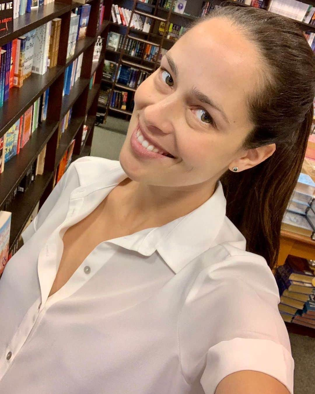 アナ・イバノビッチさんのインスタグラム写真 - (アナ・イバノビッチInstagram)「Any suggestions for a good read? 👩🏻‍🏫 📚 📖」8月22日 23時14分 - anaivanovic