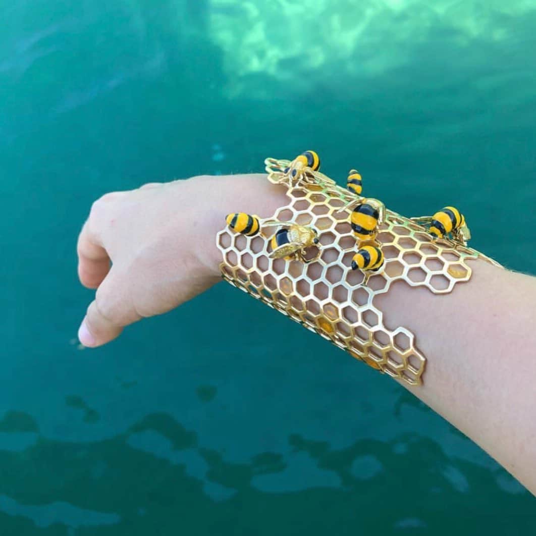 のインスタグラム：「Sea breeze or sea bees? 😉   #delfinadelettrez  #beehavecollection #yellowgold」