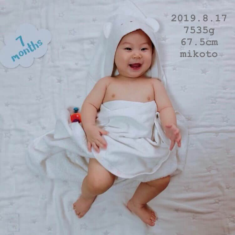 空さやかさんのインスタグラム写真 - (空さやかInstagram)「2019.8.17 尊7ヶ月＊成長記録✨ * つかまり立ちが好きで程よい高さを見つけてはしがみ付いてつかまり立ちしてニヤリ😏 ふらふらせず安定してきて片手離したりしてバランスとってはります😆 * 高速ずり這いからの、段差があるとお尻を浮かせて膝をつきスローなハイハイをして段差を越えるようになった。ハイハイまであと少し👍 * 朝は早起きしてお座りかつかまり立ちしてご機嫌に一人で遊んでるか、愛生と仲良く楽しそうに遊んでるか♡ * わたしが寝転がってると上に乗ってきて唇に口を押し当ててくるwwもしくは鼻を食べられる。 * わたしが歌うと笑顔で喜んで声を出してくる。←一緒に歌ってるつもりなのか？w * お風呂入れてるときにソープで滑って落としてしまって初めての怪我💦しかもおでこ💦大反省。 * 床に転がして遊ばせてると、高い世界が見たかったり抱っこして欲しかったりでワーワー騒ぎ出すことも出てきた。 泣いてても抱っこされると一瞬で泣き止んで普通の顔にもどってニヤリ😏w * ご飯への執着がすごそう。手を伸ばしてお皿を掴んできたり激しめ💧来月から離乳食スタート予定◎ * 誰にでも愛想ふりまいて笑顔対応だから、連れ出すとモテモテ。ごく稀に人見知りもする。 * 花火大会も映画館も、大きな音を聞いても怖がらずグズらずご機嫌さんでした♪ * * ただただ癒しの存在。存在してくれてるだけでどれだけパワーをもらってるか☺️愛が止まらない！」8月22日 23時11分 - sky_sayaka