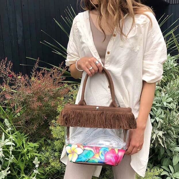 ラレイアのインスタグラム：「🌴 晩夏にもおすすめ🧡 Colleen Wilcoxアートデザインのクリアフリンジトートバッグ😍💫 ・ マチもしっかりあって持ちやすくデザインもお洒落😊‼︎ ・ 今から使えて秋も活躍してくれるフォトジェニックなバッグです🌺 @laleia_official  @colleenwilcoxgallery_jp  #colleen#colleenwilcox#art#hawaii#aloha#surf#beach#fashion#laleia#ハワイ#フォトジェニック#インスタ映え#インスタ女子#アロハ#ビーチ#海を感じる雑貨#ラレイア#アート#ビーチガール#サーフスタイル#大人カジュアル#ギフト#プレゼント#楽天#トートバッグ」