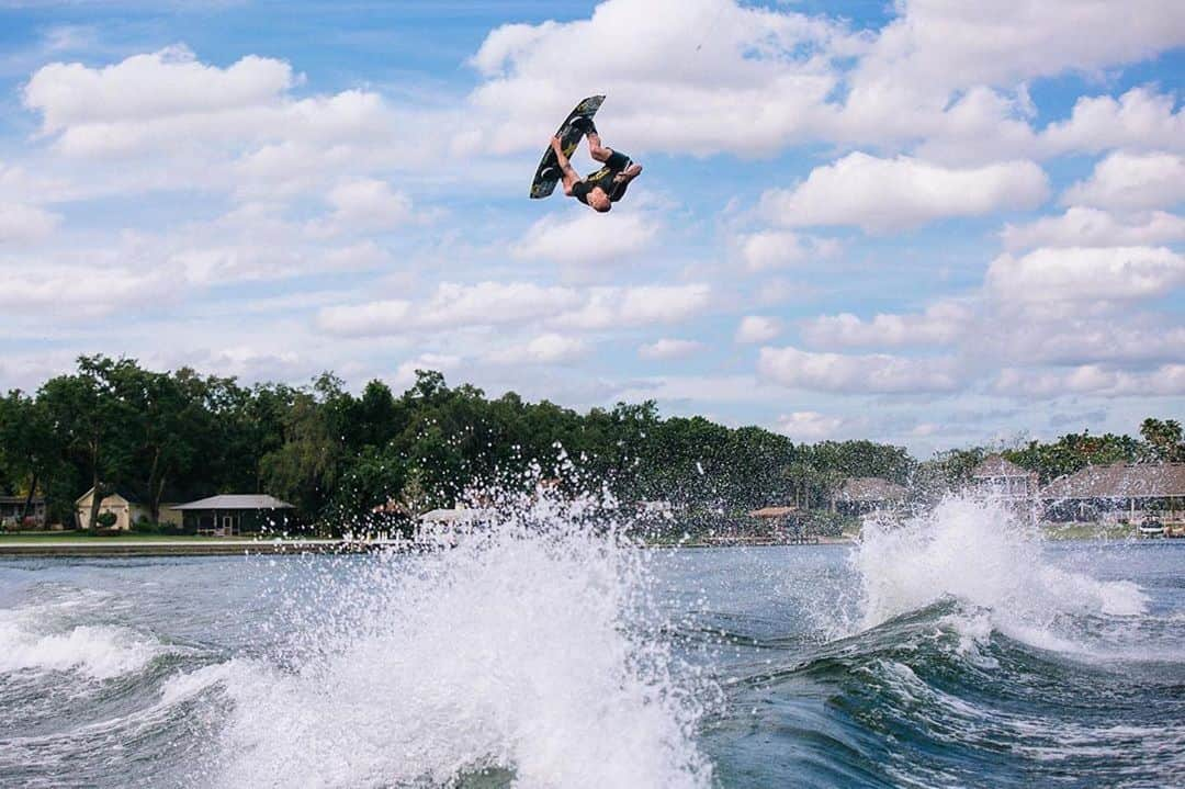 ケン・ロックゼンさんのインスタグラム写真 - (ケン・ロックゼンInstagram)「Who would have thought 210lbs can fly that high? 😃 If you don’t mind, give my dude @rustymalinoski a vote at the link in my Bio please🤙🏽」8月22日 23時15分 - kenroczen94