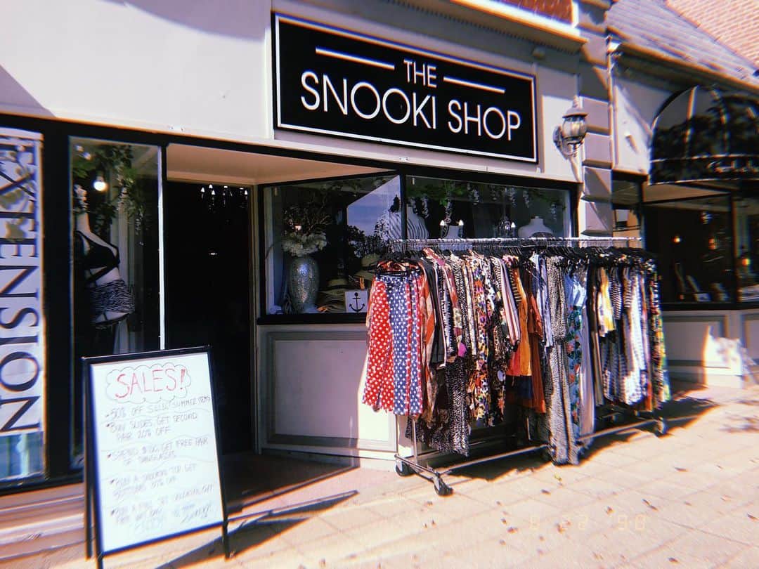 ニコール・ ポリッツィのインスタグラム：「Sidewalk Sale in Madison🖤 come check us out on all of our store sales & other businesses in town! #thesnookishop @thesnookishop」