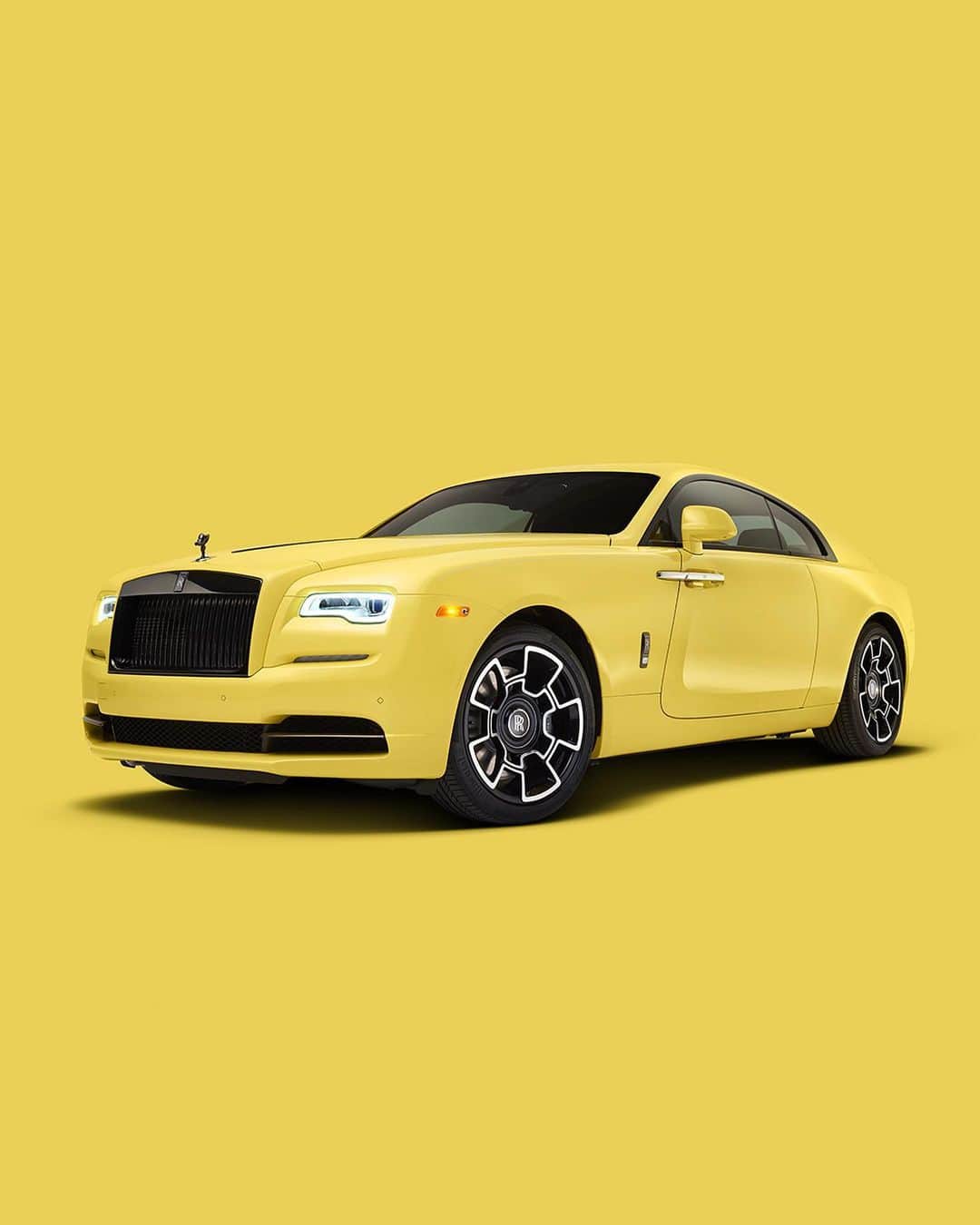 ロールス・ロイスさんのインスタグラム写真 - (ロールス・ロイスInstagram)「Your vision. Our craft. The ultimate synthesis. Bespoke is Rolls-Royce.  #RollsRoyceMotorCars #BlackBadge #PastelCollection #Bespoke #PebbleBeach  NEDCcorr (combined): CO2 emission: 367 g/km; Fuel consumption: 17.5 mpg / 16.1 l/100km (*) WLTP (combined): CO2 emission: 370-365 g/km; Fuel consumption: 17.2-17.4 mpg / 16.4-16.2 l/100km (#) The fuel efficiency specifications are determined according to the European Regulation (EC) 715/2007 in the version applicable at the time of type approval. The figures shown consider optional equipment and the different size of wheels and tyres available on the selected model. Changes of the configuration can lead to changes of the values.  The figures marked with (*) are based on the new test (WLTP) and are translated back into outgoing test (NEDC) in order to ensure a comparison between the vehicles.  The figures marked with (#) are already based on the new test (WLTP). For vehicle related taxes or other duties based (at least inter alia) on CO2 emissions the CO2 values may differ to the values stated here. They do not relate to any one particular vehicle, nor are they part of any offer made, rather they are solely for the purpose of comparing different kinds of vehicle.  Further information about the official fuel consumption and the specific CO2 emissions of new passenger cars can be taken out of the "Guide to Fuel Consumption, CO2 Emissions and Electricity Consumption of New Passenger Cars", which is available at all selling points and at http://carfueldata.direct.gov.uk/ in the United Kingdom, http://www.dat.de/angebote/verlagsprodukte/leitfaden-kraftstoffverbrauch.html in Germany and or your local government authority.」8月22日 23時19分 - rollsroycecars