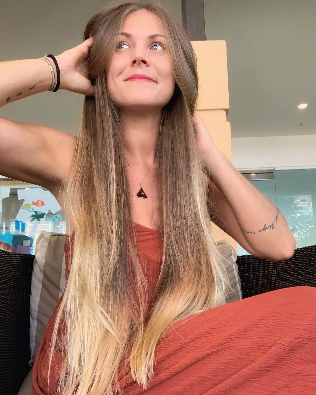 レイチェル・ブレイセンさんのインスタグラム写真 - (レイチェル・ブレイセンInstagram)「3 inches shorter! Feeling fresh. And thankful. Thankful for my husband who is so patient and easygoing and kind. Thankful for my mom who is the best Mormor and always here to support us. Thankful for our businesses and the struggles and lessons and blessings we are currently learning. Thankful for this hair because it makes me feel soft and feminine even on days when I feel weary and tired. Thankful for you and the fact that I’ll get to squeeze you in 11(!!) different cities next month. Thankful for my daughter. Always thankful for her. ⁣ ⁣ What about you? What are you giving thanks to today? Tune in to Yoga Girl Daily today for our gratitude practice. It will turn your day around, pinky swear. x @yogagirlpodcast #thankfulthursday #yogagirldaily」8月22日 23時19分 - yoga_girl