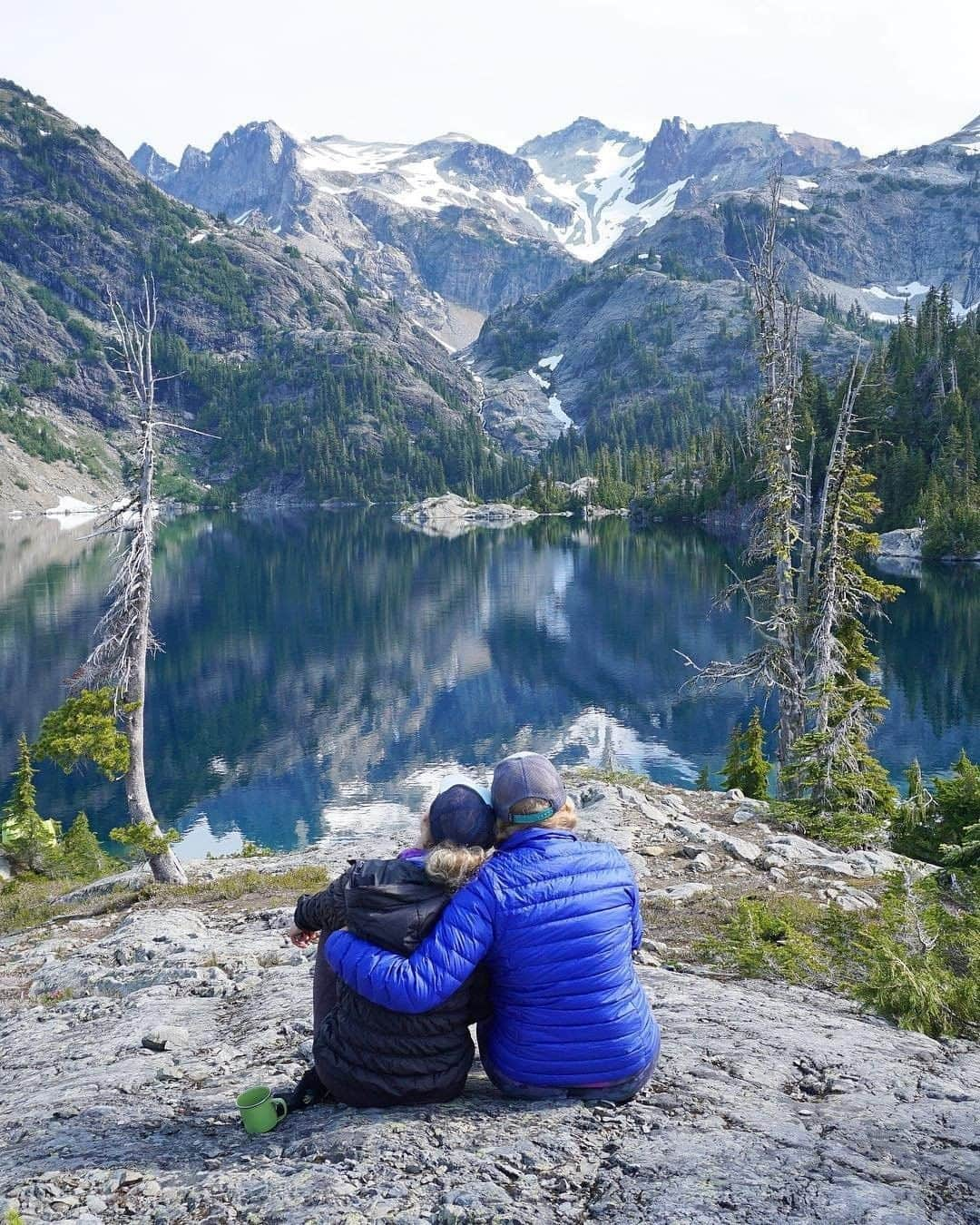 REIさんのインスタグラム写真 - (REIInstagram)「"Best friends, fresh coffee and alpine bliss. It doesn’t get much better than this!" // @_goldyyloxx in #Washington. #OptOutside」8月22日 23時31分 - rei