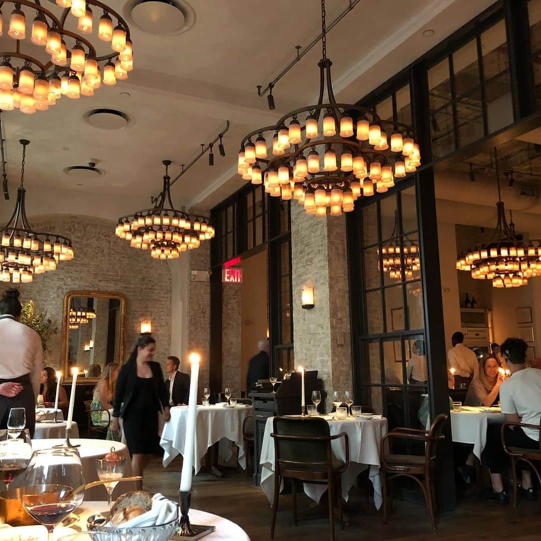 上野優花さんのインスタグラム写真 - (上野優花Instagram)「照明がお洒落🥺❣️ 海外のレストランって写真もないし 食材の英語もよくわからないから あら、こんな料理だったのね！と驚くこと多々。笑 #yukaNYdiary #ny #nytrip #nyrestaurant  #ニューヨーク #ニューヨーク旅 #ニューヨークグルメ #今回も念入りに行きたいお店をリサーチ #全部行けて満足だと思ったら #美術館に行くのを忘れてた 涙 #こんなお店に来られるようになって #30代もなかなか悪くない」8月22日 23時27分 - yuka_ueno89