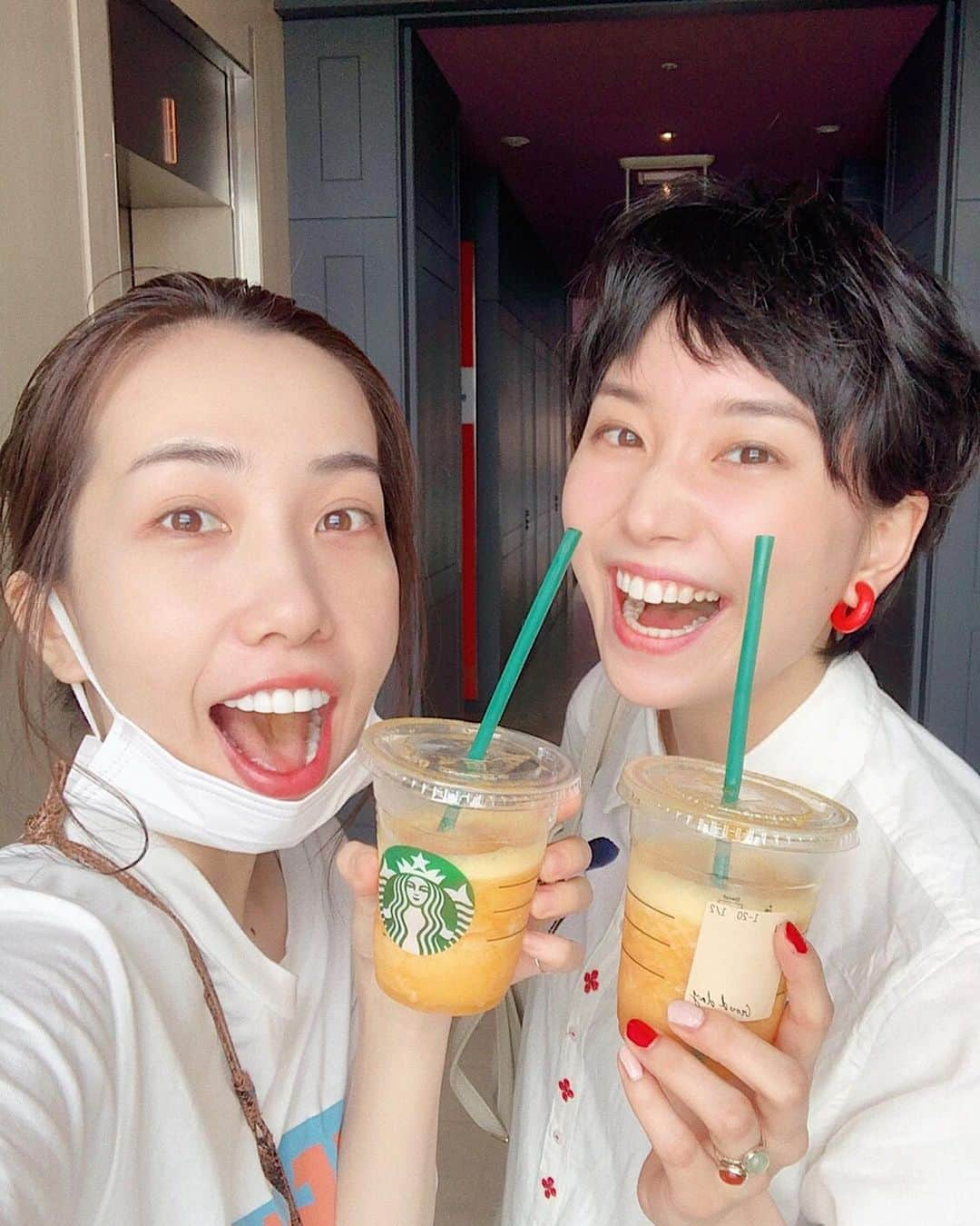 蔭山浩美さんのインスタグラム写真 - (蔭山浩美Instagram)「マンゴーパッションティーで👅がオレンジになりながら、ひっさしぶりに、おさちゃんこと長内映里香ちゃんと喋くり倒せた日。 やっと、借りてたモノ返せた日。笑 話が止まらず、気づいたらカフェはしご。5時間経過😂 私は、ピカピカ笑顔のおさちゃんの大ファンです。 本当に最高の女優さんで、最高の人間で。 惚れまくりですわ、ほんまに🧡 パワーをもらったし、ホッとした。 おさちゃんありがとう〜☺️ とにかくたっのしかったぁぁぁー おさちゃんとこの景色みれてよかったぁぁぁー またすぐ会うやつ、このかんじ。 @erika_osanai #長内映里香 ちゃん #蔭山ひろみ #おさちゃんかげちゃん #ゆらり2015 #ダブルキャスト  #懐かしいなぁ」8月22日 23時34分 - hiromi_kageyama