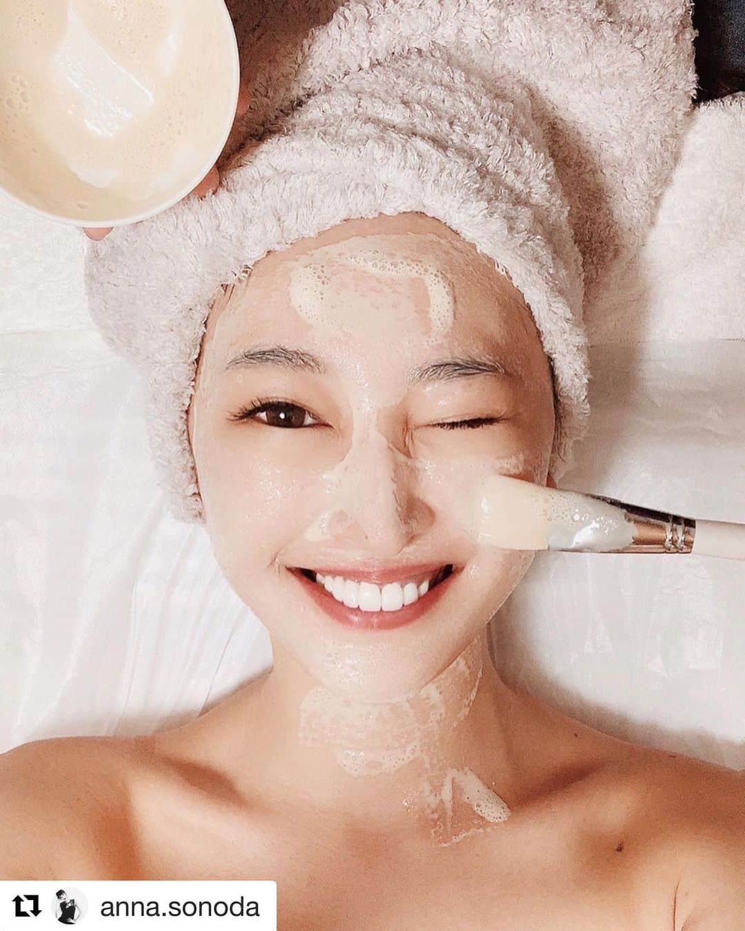 小澤名代さんのインスタグラム写真 - (小澤名代Instagram)「大好きな杏奈 @anna.sonoda とTORAくんがご来店🐯💗 エステ中はぐっすりのTORAくん💤 なんていい子♡ エステ後はぺろっと舌だしの笑顔を振りまいてくれました♡ そして、毎回杏奈をみて思うのは、ママに見えなすぎるスタイルと美肌✨ わたしも見習いたいーー！！！ こんな美人でおしゃれなママになりたい💜💜💜 #Repost @anna.sonoda with @get_repost ・・・ 仲良しのなよちゃん @ozawanayo のフェイシャルエステサロン BLAIR -ブレア- @blair_salon 受けてきました🥀 ⠀ 今回私がして頂いたのは CHRISTINA ILLUSTRIOUS クリスティーナ  新シリーズ イラストリアス エステ✨ ⠀ 施術後...びっくりしたのは 毛穴が無くなっていたこと！ 本当ーーーにびっくりして 鏡をずーーーっと見てしまって なよちゃんに笑われた程w😂 before afterの写真も載せますね！ 同じライトの下なのにこの違いです 本当に凄い♡ ⠀ シミや高色素沈着だけでなく 肝斑にも効果的で内側、 外側の両サイドから 輝くために生まれた製品みたいなのですが ただ白くになるのではなく、健康的に見える白さに✨ ⠀ イラストリアスは刺激が少なくて 少し敏感肌な私も安心して受けられました💕 ⠀ 青いお顔しているのは海洋成分のパック。 CHRISTINAのイラストリアスは ２つ栄養パックをするのですが この海洋成分パックは 天然由来のミネラル成分が豊富で、 これからシミができないように 肌にフィルターを作るような効果があるみたいです✨ ⠀ 毛穴が目立たなくなって 美白効果に即効性があったので ブライダルや撮影、大事な予定の前にオススメかな♡ ⠀ クリスティーナエステや BLAIRブレアサロンの オススメメニューをブレンドした ブライダルエステもあるとのこと💓 お客様に合わせて色々と提案してくださるので 直接サロンへお問い合わせしてみてね♡ ⠀ ⠀ もう本当に帰宅してからも鏡をたくさん見ちゃうの🤣 毛穴のないお肌に感動だよー😍 なよちゃん 本当にありがとう💓 ⠀ ⠀ #BLAIR #beautysalon #salon #麻布十番」8月22日 23時49分 - ozawanayo