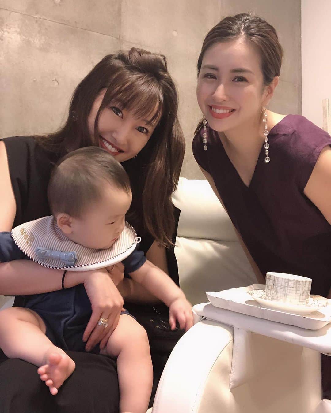 小澤名代さんのインスタグラム写真 - (小澤名代Instagram)「大好きな杏奈 @anna.sonoda とTORAくんがご来店🐯💗 エステ中はぐっすりのTORAくん💤 なんていい子♡ エステ後はぺろっと舌だしの笑顔を振りまいてくれました♡ そして、毎回杏奈をみて思うのは、ママに見えなすぎるスタイルと美肌✨ わたしも見習いたいーー！！！ こんな美人でおしゃれなママになりたい💜💜💜 #Repost @anna.sonoda with @get_repost ・・・ 仲良しのなよちゃん @ozawanayo のフェイシャルエステサロン BLAIR -ブレア- @blair_salon 受けてきました🥀 ⠀ 今回私がして頂いたのは CHRISTINA ILLUSTRIOUS クリスティーナ  新シリーズ イラストリアス エステ✨ ⠀ 施術後...びっくりしたのは 毛穴が無くなっていたこと！ 本当ーーーにびっくりして 鏡をずーーーっと見てしまって なよちゃんに笑われた程w😂 before afterの写真も載せますね！ 同じライトの下なのにこの違いです 本当に凄い♡ ⠀ シミや高色素沈着だけでなく 肝斑にも効果的で内側、 外側の両サイドから 輝くために生まれた製品みたいなのですが ただ白くになるのではなく、健康的に見える白さに✨ ⠀ イラストリアスは刺激が少なくて 少し敏感肌な私も安心して受けられました💕 ⠀ 青いお顔しているのは海洋成分のパック。 CHRISTINAのイラストリアスは ２つ栄養パックをするのですが この海洋成分パックは 天然由来のミネラル成分が豊富で、 これからシミができないように 肌にフィルターを作るような効果があるみたいです✨ ⠀ 毛穴が目立たなくなって 美白効果に即効性があったので ブライダルや撮影、大事な予定の前にオススメかな♡ ⠀ クリスティーナエステや BLAIRブレアサロンの オススメメニューをブレンドした ブライダルエステもあるとのこと💓 お客様に合わせて色々と提案してくださるので 直接サロンへお問い合わせしてみてね♡ ⠀ ⠀ もう本当に帰宅してからも鏡をたくさん見ちゃうの🤣 毛穴のないお肌に感動だよー😍 なよちゃん 本当にありがとう💓 ⠀ ⠀ #BLAIR #beautysalon #salon #麻布十番」8月22日 23時49分 - ozawanayo