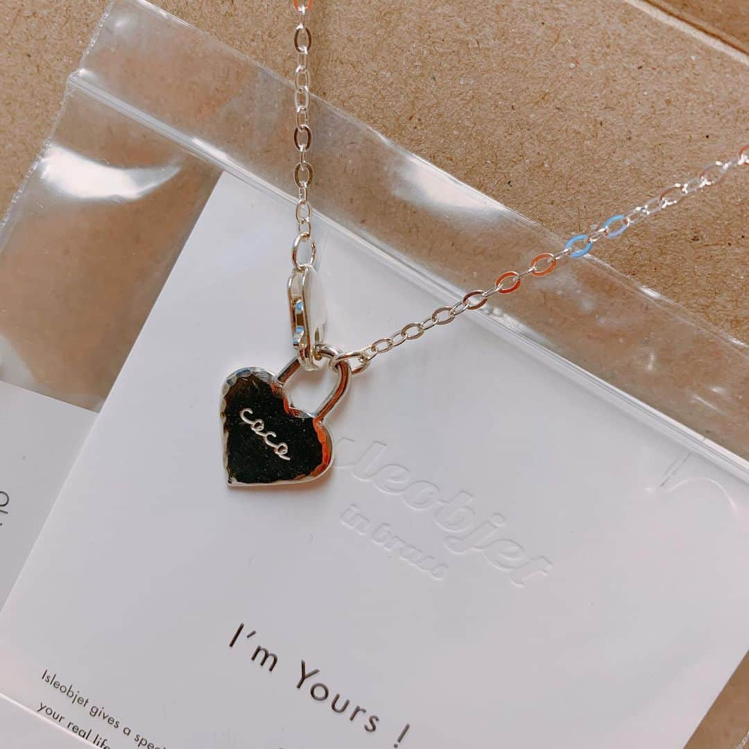 COCO さんのインスタグラム写真 - (COCO Instagram)「하나하나 다 핸드메이드 라니😧 My new favorite necklace made by my close friends!🖤 hand-made by the best artists!  Shipping worldwide! . 주문하세요 👉🏻 @isleobjet . 플라워 #네일아트 👉🏻 @baisookr . . #악세사리 #목걸이 #네일 #네일디자인 #jewelry #쥬얼리 #charmbracelets #personalizedgifts」8月22日 23時41分 - rilaccoco