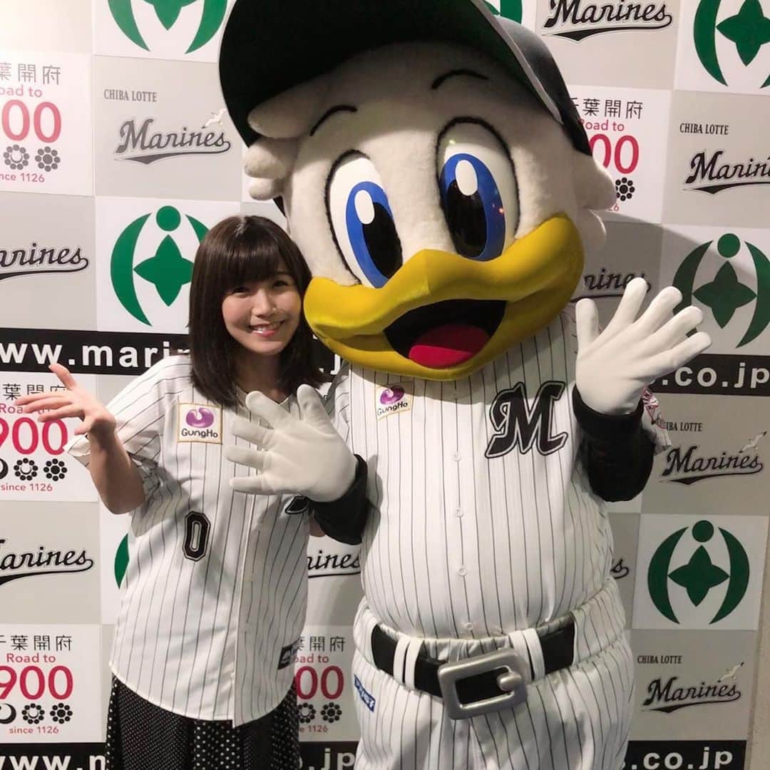 美泉咲のインスタグラム：「昨日今日とマリーンズの応援してきました🙋‍♀️✨ なんと…2連敗😨💦💦 借金完済したと思ったら貯金できない…😭 近くて遠いAクラス… あと１ヶ月しかない😱💦💦 とりあえず今日は推しの荻野さんの通算200盗塁を目の当たりにできたので！！良かったです😭✨ 明日は連敗止めてくれぇぇえ… ところで、たまーにマーくんの顔違うような気がする時があるのは気のせい？？🤔🤔🤔 #chibalotte  #マーくん #リーンちゃん  #blackblack」