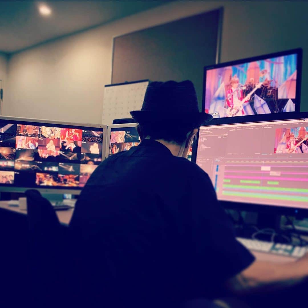 tetsuyaのインスタグラム：「ラルクリの編集作業中です！﻿ ﻿ #TETSUYA﻿ #LArChristmas﻿ #larcenciel﻿ #tetsuya﻿」