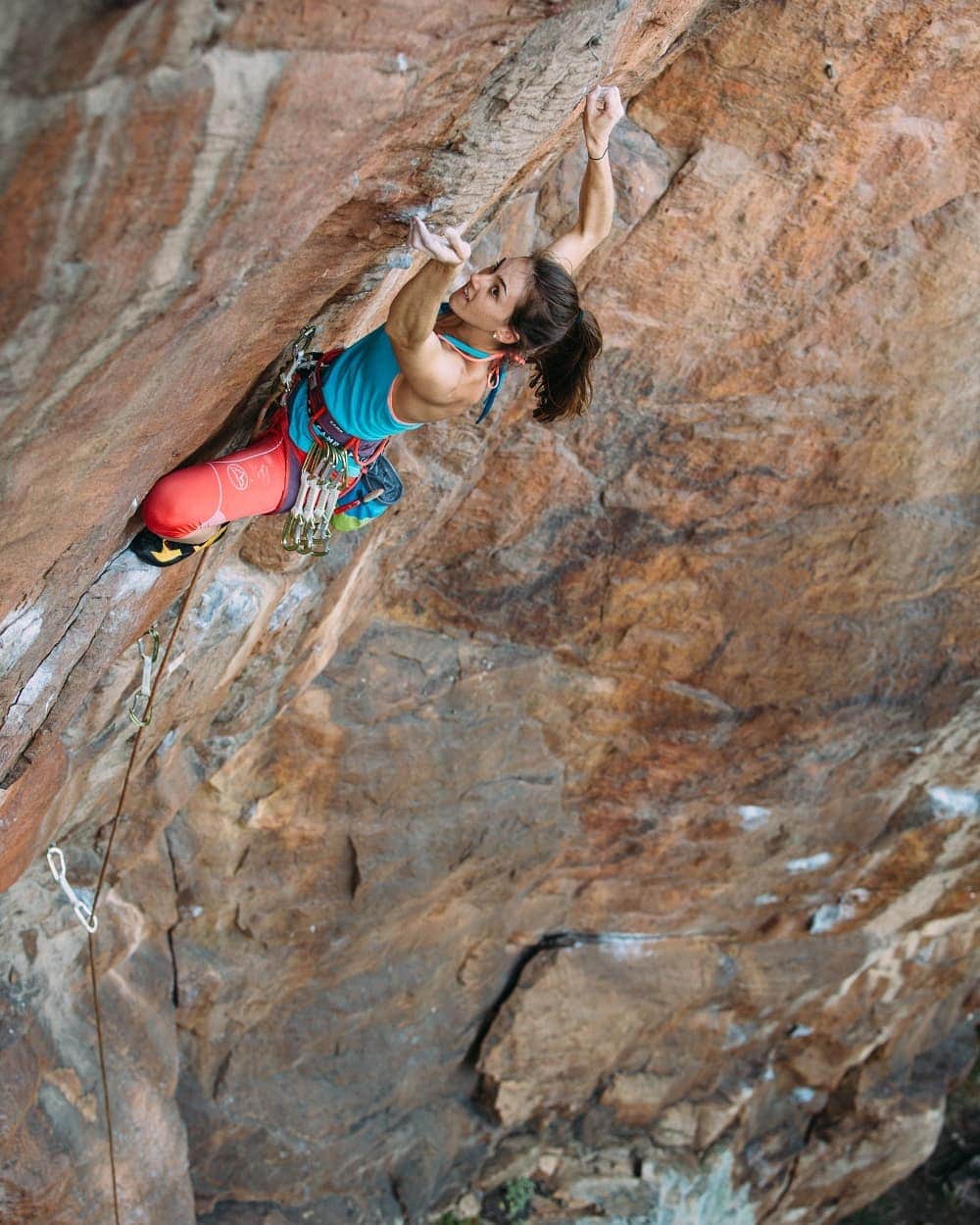 ペイジー・クラッセンのインスタグラム：「Always fun to shoot with the talented Micky Wiswedel (@shootmickshoot) at the nearest sport "gym" to our home in South Africa. Montagu offers loads of burly projects and training routes - the definition of bouldering on a rope. Still need to return and clean up unfinished business one of these days! Thanks for sticking it out that day, @mikela_sinovich, the first of many fun climbing days with you!  @lasportivana @maximropes #southafrica #sportclimbing #montagu #rockclimbing」