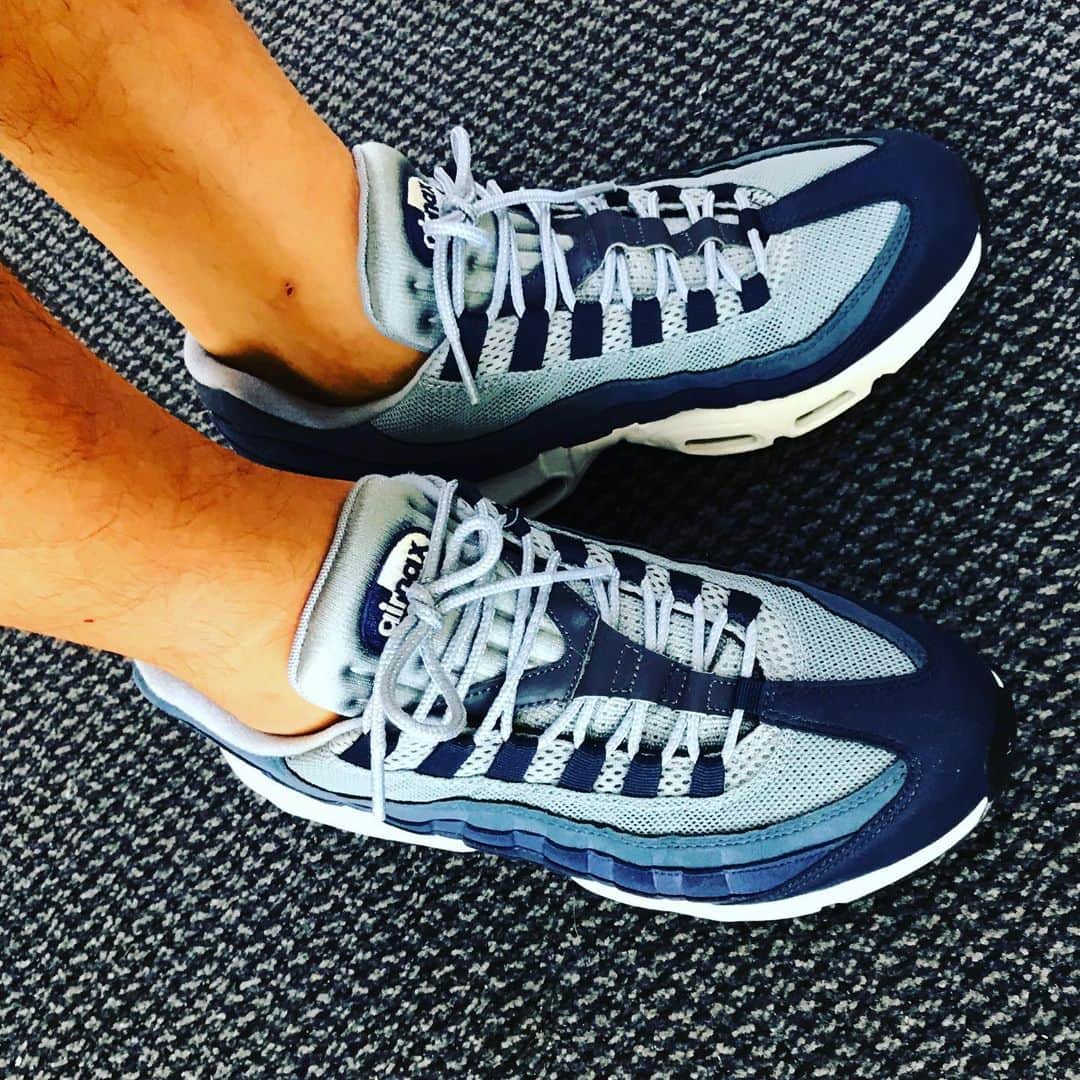宇野薫のインスタグラム：「UNO☆KICKS  5月にイギリスで買った jD SPORTS 別注のAIRMAX95 ネイビーのカラーリングと写真には 写ってないんですが、カカト部分の ジェルスウッシュがいいんです。  #UNOKICKS #caoluno #宇野薫 #nikeairmax #nikeairmax95  #jdsports別注」