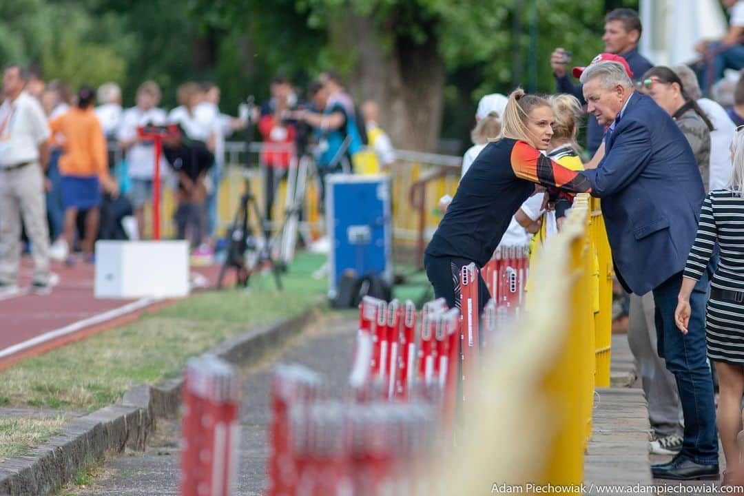 Kamila CIBAのインスタグラム：「Gotowi na MISTRZOSTWA POLSKI Seniorów 🤔? Ja już w drodze do Radomia. Zobaczycie mnie na 100m i 200m. Jutro bieg eliminacyjny na 100m o godzinie 18.25 🏃🏽‍♀️💨 Ewentualny finał zaplanowany na godzinę 19.35 💥 Całość zawodów możecie oglądać na TVP SPORT 📺 TRZYMAJCIE MOCNO KCIUKI ✊🏻👊🏻 #nationalchampionship #radom2019 #athlete #athletics #tracknatiin #trackandfield #motovation #onedream #nevergiveup #dreamscometrue」