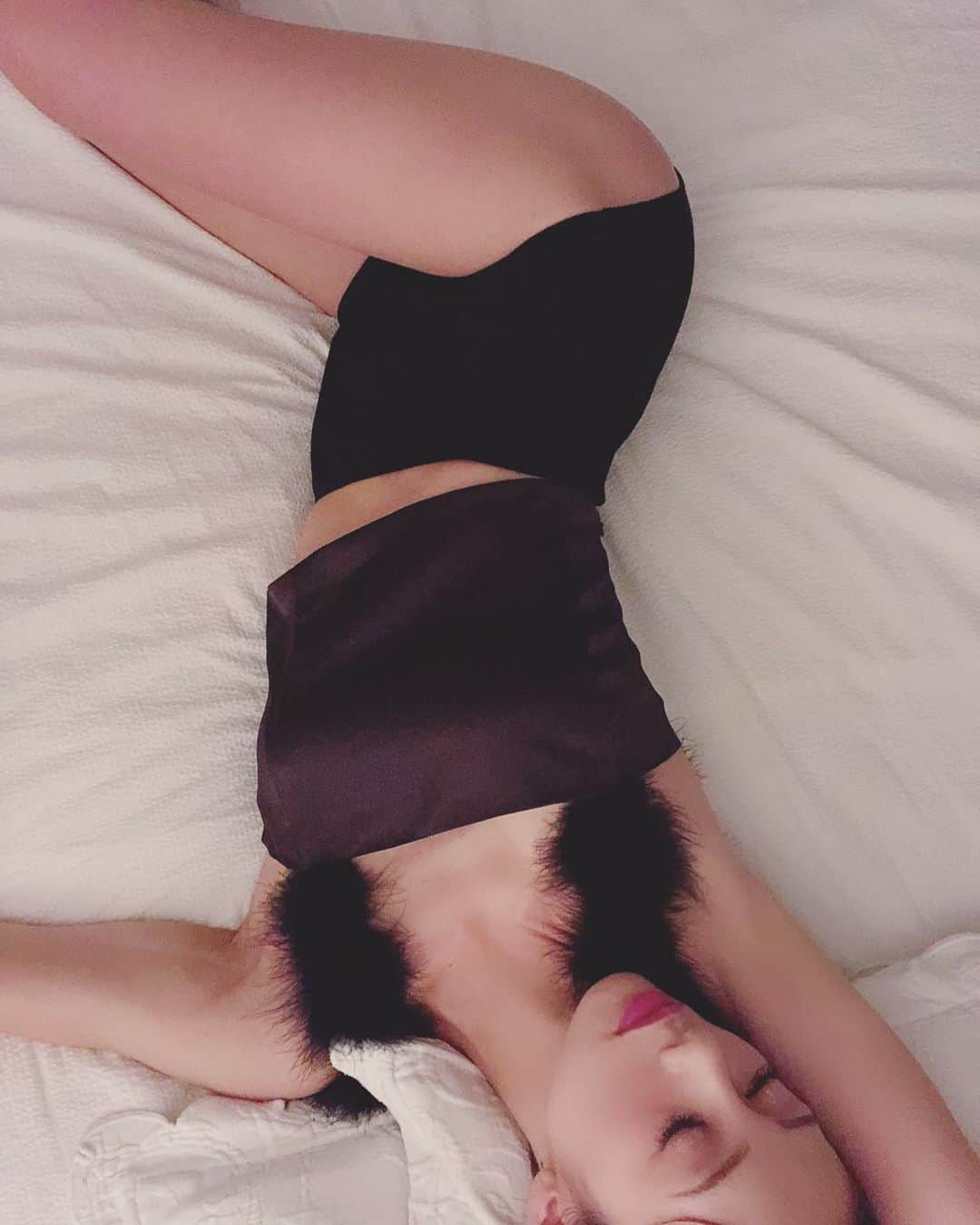 のインスタグラム：「🦊🦊🦊 @dichenderson のファーキャミソール。 可愛くて色選び迷っちゃった🥺♥️ ・ #black #satin #fur  #fashion #木下ココ」