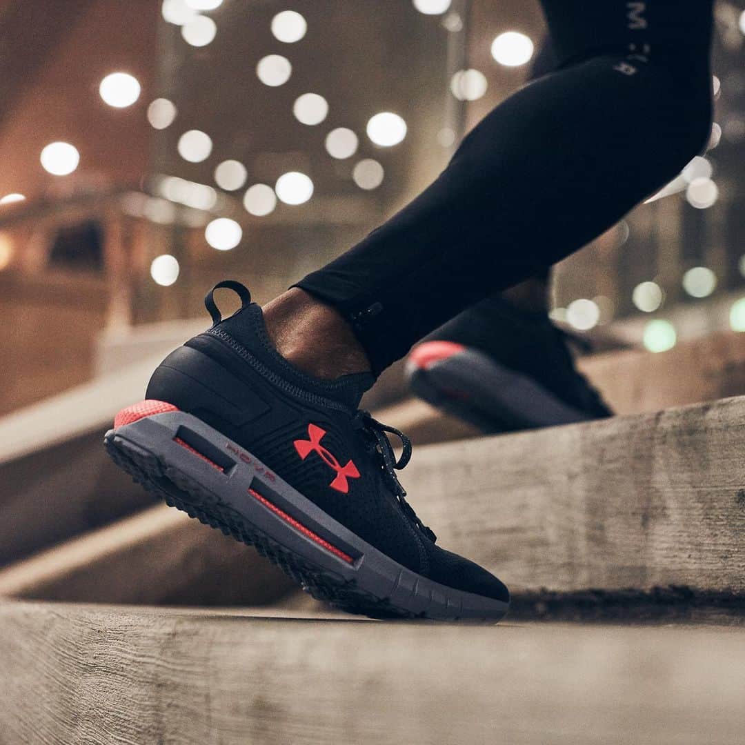 Under Armourさんのインスタグラム写真 - (Under ArmourInstagram)「100% plush cushioning. 360 degrees of comfort. Run faster, farther and stronger in the #UAHOVR Phantom SE. Tap to shop.」8月23日 0時03分 - underarmour