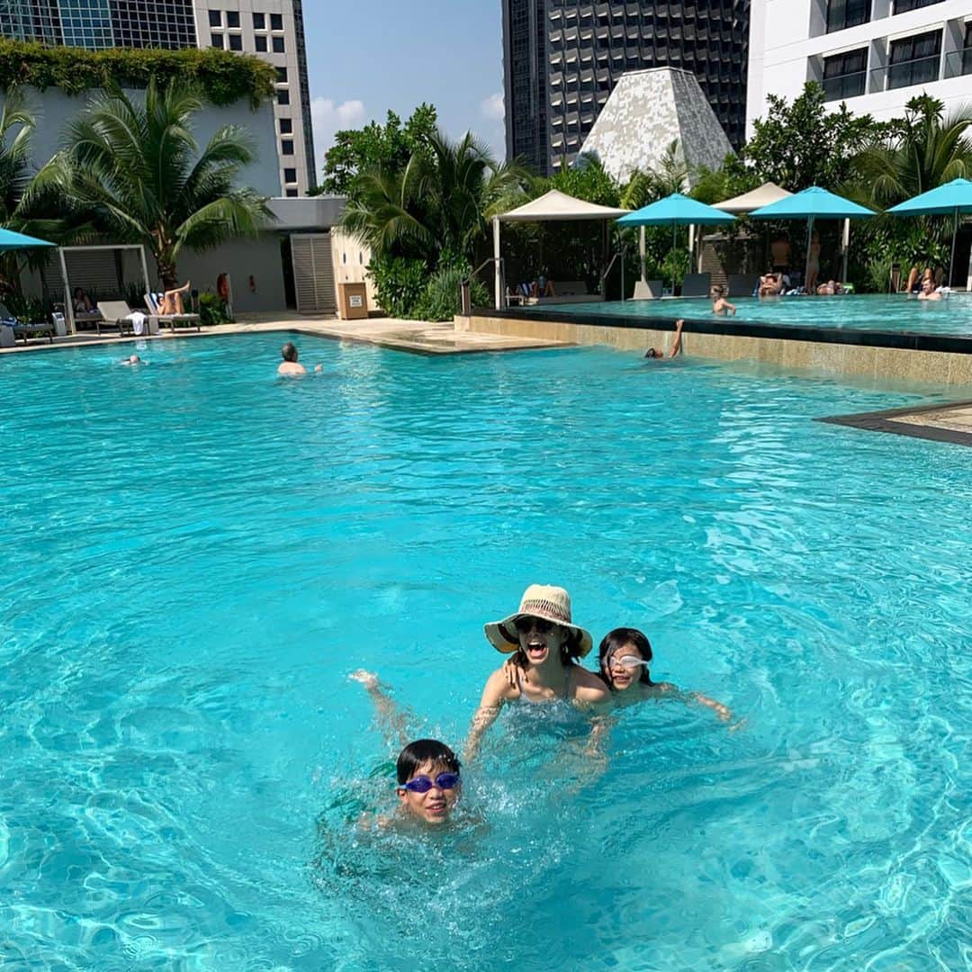 AYUMIさんのインスタグラム写真 - (AYUMIInstagram)「こうして思いきりプールで一緒になって 遊ぶのも子どもが小さいうちかな⛱ . . #シンガポール🇸🇬 #家族旅行」8月23日 0時04分 - ayumiayunco