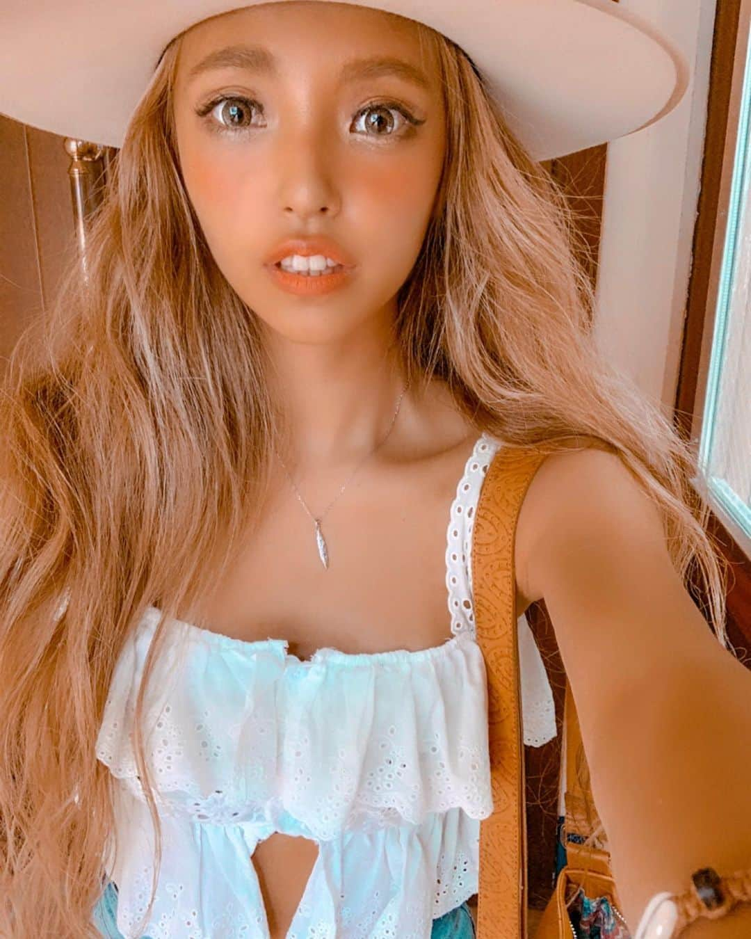 ユミ さんのインスタグラム写真 - (ユミ Instagram)「shooting day🌵🌞💫 撮影dayでした🌞 序盤クーラーが壊れる事件があったんだけど、 スタッフの皆さんのおかげで、 扇風機、保冷剤&冷たい飲み物などなんでも試して切り抜けて🤣🧚🏾‍♂️💋 そうしてる間に無事に直って 快適happyに撮影❣ 夏のてんやわんやもこれまた楽しかった🦋♥️😂 そしてクーラーのありがたみに改めて感謝〜🎐😂♥️🙏🏽笑 今日着た秋物もとっても可愛かったよ✌🏾♥️ 私服のtopsは @aimable_i_sm の🏜♥️ ベアからのセパレートフリルの肌見せ具合が可愛い 大好きな白のコットントップス🌞🌳🥰 まだまだ暑い日続いてほしいな〜🌵🥳✨✨」8月23日 0時05分 - yuminchu1029