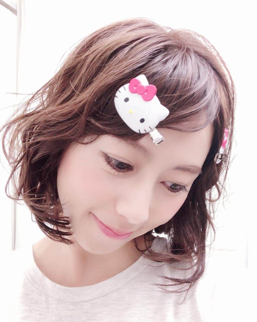 小坂温子さんのインスタグラム写真 - (小坂温子Instagram)「かわいいクリップ🖇💓 #キティちゃん  #キティちゃんクリップ  #sanrio  #メイクの森さん #いつも可愛くしてくれる  #ありがとうございます」8月23日 0時15分 - kosaka_atsuko