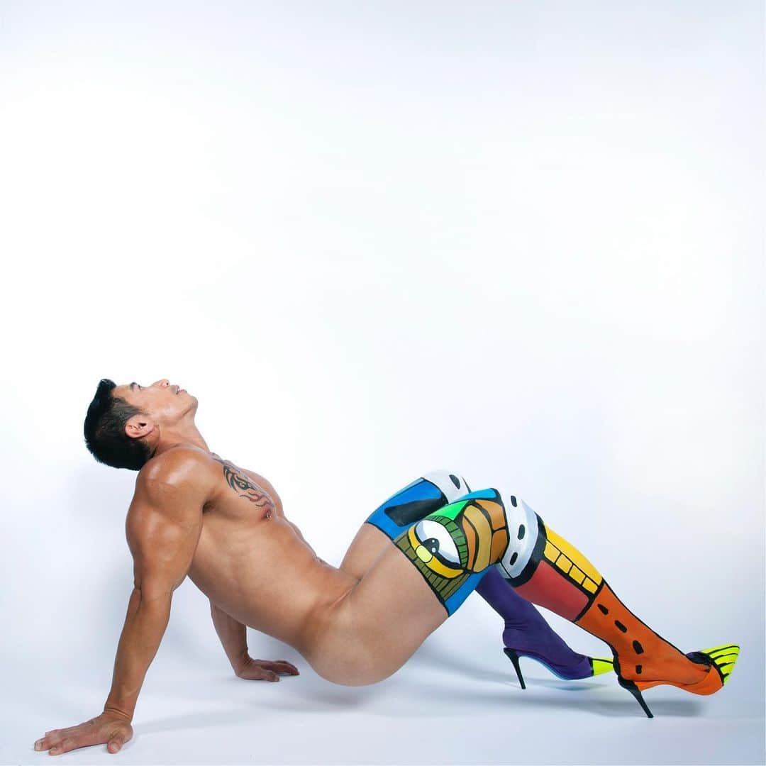 のインスタグラム：「A couple more shots of @stevechenfitness wearing heels and body paint. What more do you need? Thank you Steve for always being a superstar. ⭐️ 💛⭐️ 💛⭐️ @nyxcosmetics @macpro  #stevechenfitness #davidgilmorestudio #nyxcosmetics #macpro #macacrylics #lbgtq #maninheels #bodyart #bodypaint #paintedon @drewpsie」