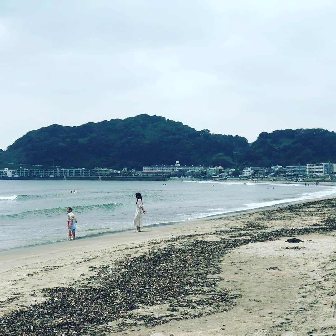 今井隆文さんのインスタグラム写真 - (今井隆文Instagram)「娘が6ヶ月になりまして、こりゃあめでたいということで、海を見せてあげたくて、鎌倉は由比が浜へ。  着くとすぐに、AMUSEの海の家を発見したが、ゴリゴリの兄ちゃんが店の前にいて、ちょっとな、、 と思い、そのまま海の前まで。  急に眠くなる娘。 アンモニア臭が漂う海。 そして、灼熱。  写真を撮れるだけ撮り、退散しようとすると、心優しき青年が写真撮りましょうか？と言ってくれて、めちゃくちゃ良い写真撮ってくれた！ これで、アンモニア臭は、チャラ！ ありがとうございました！  海の滞在時間10分！  鎌倉来たら、この看板が見たくなる！  半年ほんとにあっという間で、毎日幸せだ。」8月23日 0時15分 - imataka_tenpa