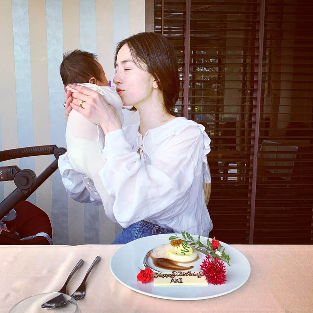 菊井亜希さんのインスタグラム写真 - (菊井亜希Instagram)「昨日、34歳を迎えました🌹 新しい家族が増え、私にとって特別な年になりそうです😊 ただ流れて行く日々から少しだけ立ち止まってみる。小さな命を抱きしめて、私頑張ったんだなって思った時、熱いものが込み上げてきました。 天からの愛おしいおくりもの👼 美味しい料理に舌鼓を打ち、心休まる時間を贈ってくれた主人に 心からのありがとう♡  時には振り返ることも大切なんだね。 自分を認めてあげれたら、素直な心でいれるのかな。 いつまでもそうでありたいなー😊  お誕生日メッセージをくれた皆様♡ ありがとうございます🥳」8月23日 0時11分 - bollywoood