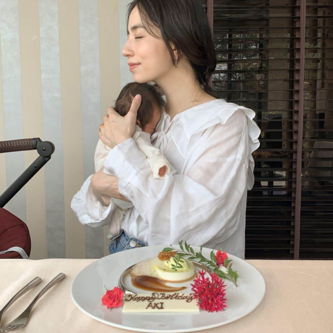 菊井亜希のインスタグラム：「昨日、34歳を迎えました🌹 新しい家族が増え、私にとって特別な年になりそうです😊 ただ流れて行く日々から少しだけ立ち止まってみる。小さな命を抱きしめて、私頑張ったんだなって思った時、熱いものが込み上げてきました。 天からの愛おしいおくりもの👼 美味しい料理に舌鼓を打ち、心休まる時間を贈ってくれた主人に 心からのありがとう♡  時には振り返ることも大切なんだね。 自分を認めてあげれたら、素直な心でいれるのかな。 いつまでもそうでありたいなー😊  お誕生日メッセージをくれた皆様♡ ありがとうございます🥳」