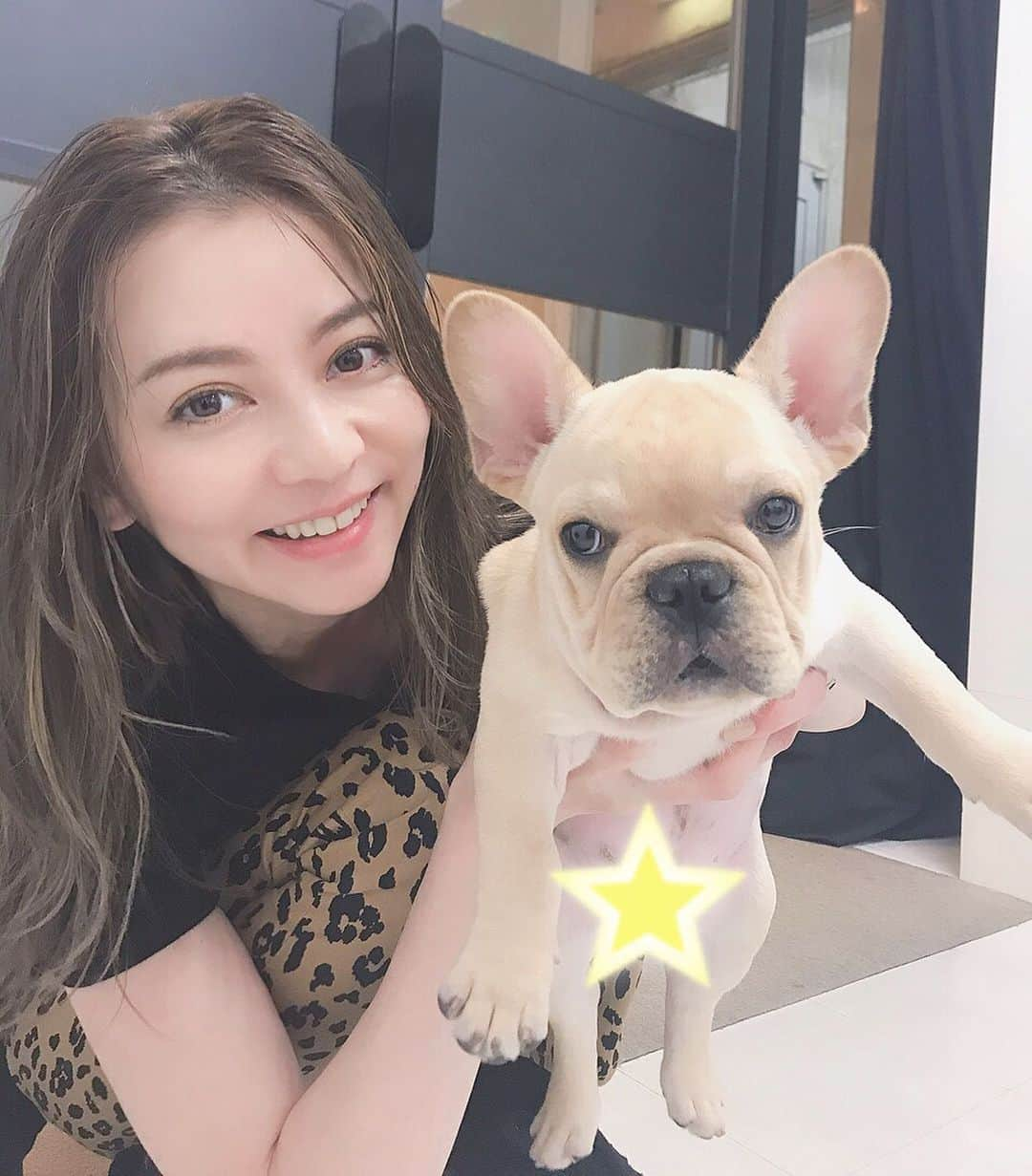 香里奈さんのインスタグラム写真 - (香里奈Instagram)「This little boy was my buddy today 🐶  にくにくしい！  #香里奈 #karina #GINGER #10月号 #いぬ #dog #puppy #3monthyearsold  #フレンチブル #frenchbulldog #littleboy #ぼん ちゃん #lovedogs #私服がまた豹柄な日 #similarcordinate  With styist @yukotoyoshima803」8月23日 0時19分 - karina_official_221