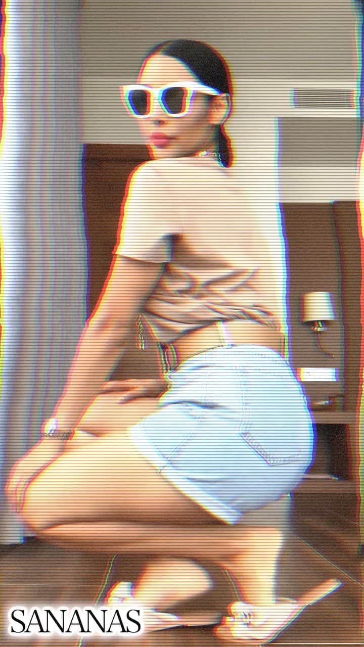 sananasのインスタグラム：「Vous préférez quel look ? 😜Je n’arrive pas a vous mettre la liste des articles du coup je vous renvoie sur l’application 21buttons ! Vous me trouverez sous le pseudo “Sananas2106” 😃Je suis entrain de tout vous mettre ! (Bon du coup je l’ai signalé hier et ça fonctionne aujourd’hui !!! Je vous mets le détail des looks en dessous) . PS : J’en profite pour remercier pour vos commentaires sous mon dernier post 💚Internet à ses points négatifs mais il y a beaucoup plus de positif, j’ai une seconde famille grâce à ça ✨Merci d’être là à chaque fois, je vous love. Summer Lookbook🔅😘 LOOK 1 -T-shirt @Zara -Short @Zara -Ceinture @Houseofcbfr -Sandales @Mango -Bijoux @PrettyLittleThing -Lunettes @Mango -Lip stain 09 @SephoraFrance LOOK 2 -Pantalon @Zara -Top @Zara -Sandales talons @PrettyLittleThing -Boucles d’oreilles @Zara -Lunettes @Mango -Lip stain 09 @SephoraFrance LOOK 3 -Top rouge @PrettyLittleThing -Jupe noire @BoohooFrance -Sandales talons @PrettyLittleThing -Lunettes @QuayAustralia -Lip stain 09 @SephoraFrance LOOK 4 -Blouse @Zara -Short Zara -Sandales talons @PrettyLittleThing -Lip stain 09 @SephoraFrance -Lunettes @Mango LOOK 5 -T shirt @Stradivarius -Baggy @PrettyLittleThing -Ceinture @PrettyLittleThing -Lunettes @QuayAustralia -Lip stain 09 @SephoraFrance」