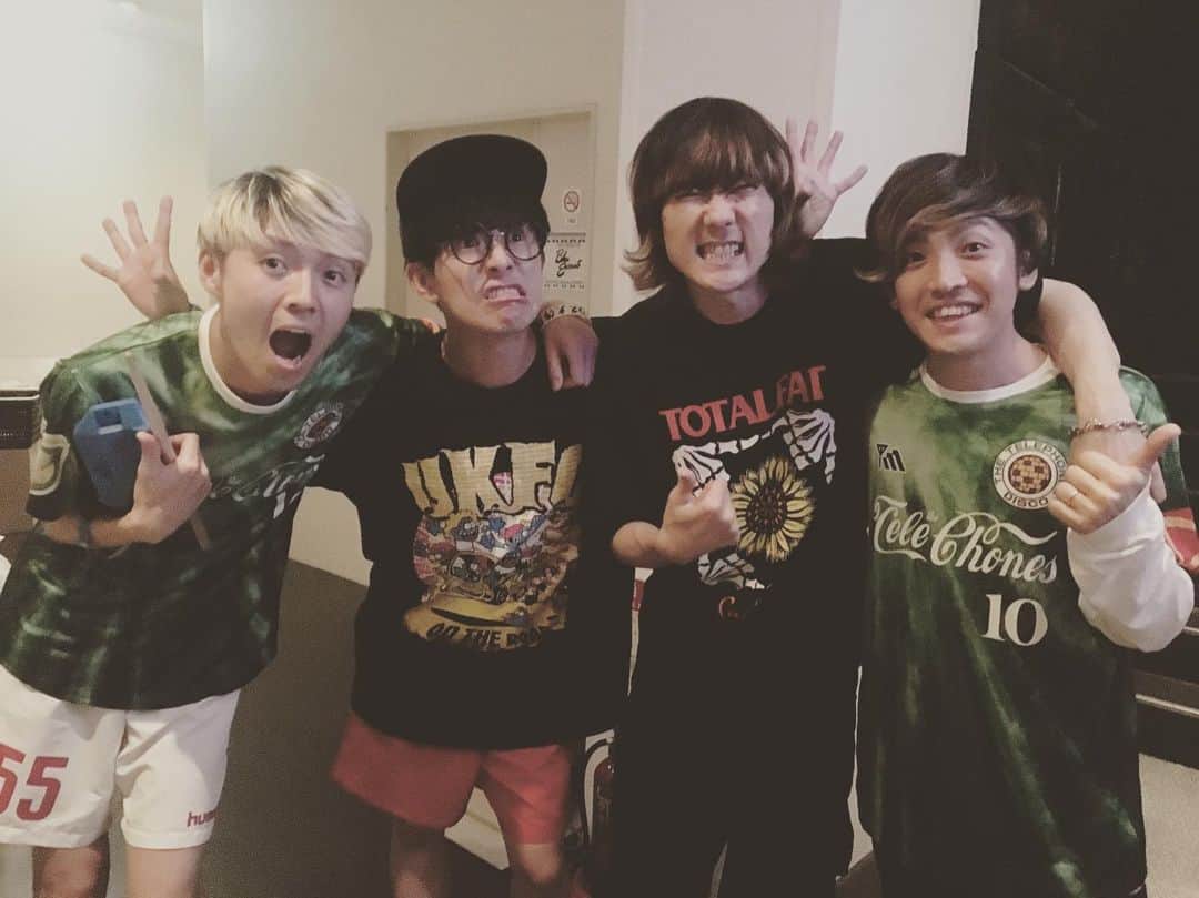 長島涼平のインスタグラム：「UKFC on the Road 2019ありがとう！！ PartyPartyにブルエンの2人と参加したり、the telephonesでクボティさんにドッキリ仕掛けたり。自分的にも最高の1日だったけど、それもこれもTOTALFATが最高だからなんだよね。  トリのTOTALFATがなんだか感慨深くて感動しました。これからもよろしくです。  #TOTALFAT #BLUEENCOUNT #thetelephones #UKFC #最後の動画は #首を傾けて #見るといいよ」