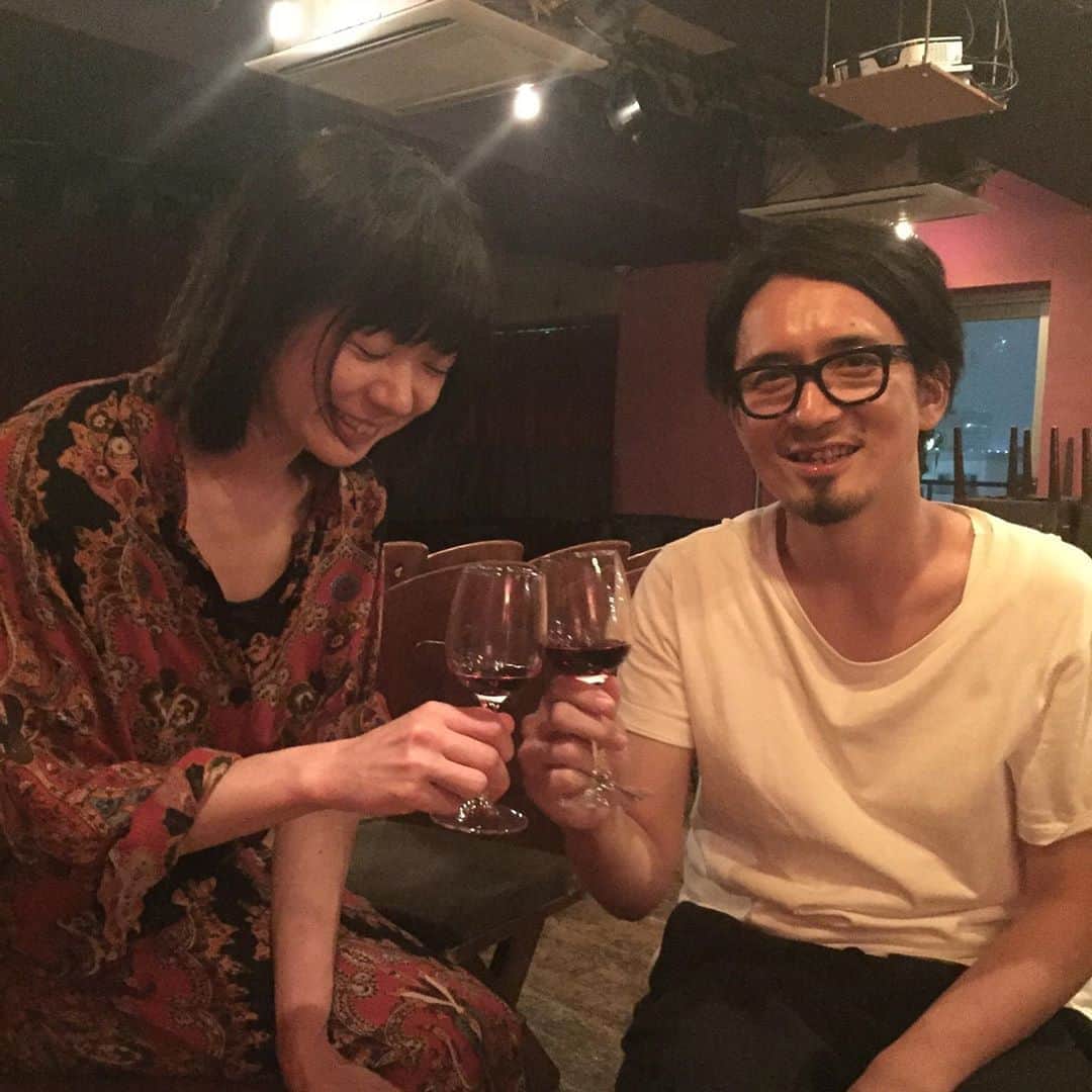 のインスタグラム：「stico meets フルカワユタカ  フルカワさんのおかげで非常に楽しい夜でした  赤ワインで打ち上げました  来てくれたみなさんありがとうございます！  #フルカワユタカ #stico」