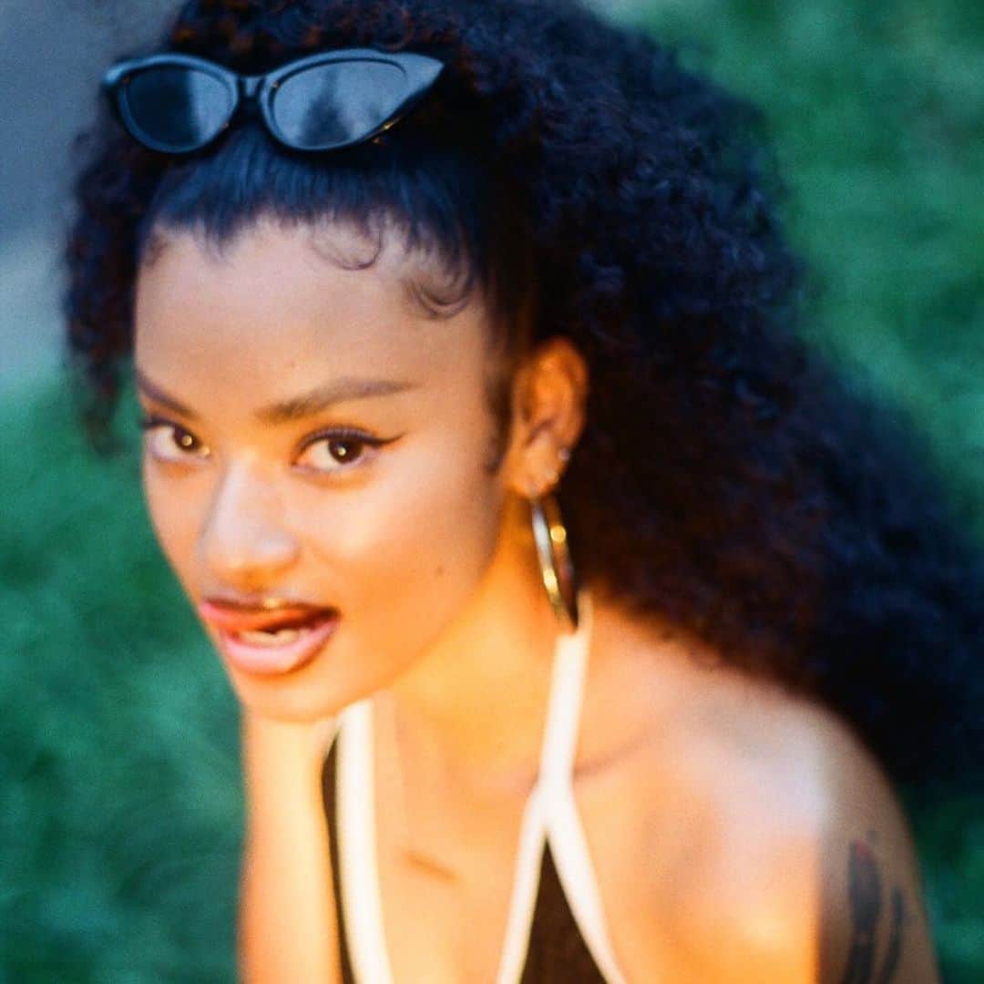 ティファニー・キャデラックのインスタグラム：「🌬 A little light shinin' through the window Lets me know every-everything's all riiiiggghhhhht~ . 📸 @aisha_dowdy_」
