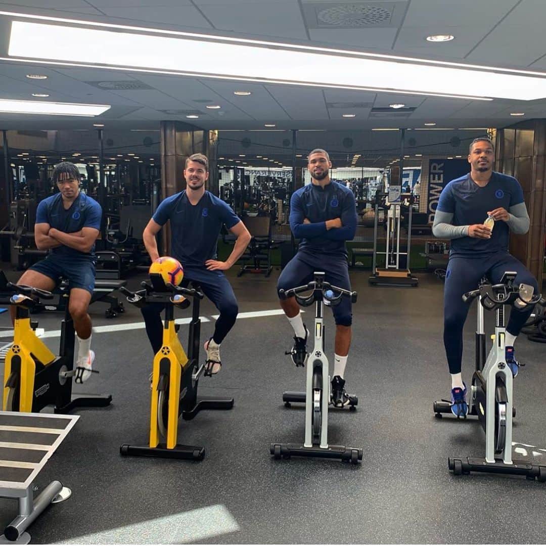 ジャマル・ブラックマンのインスタグラム：「Tour de Chelsea 🙌🏾🚴🏾‍♂️ #rehab #chelsea #cfc」