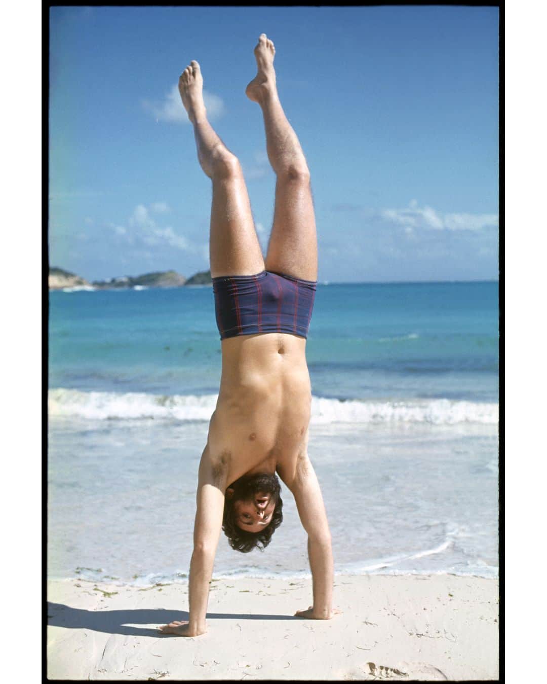 ポール・マッカートニーさんのインスタグラム写真 - (ポール・マッカートニーInstagram)「Paul doing handstand on beach 🤸🏻‍♂️ Antigua, 1970. Photo by @LindaMcCartney #ThrowbackThursday #TBT #PaulMcCartney #Antigua」8月23日 0時35分 - paulmccartney