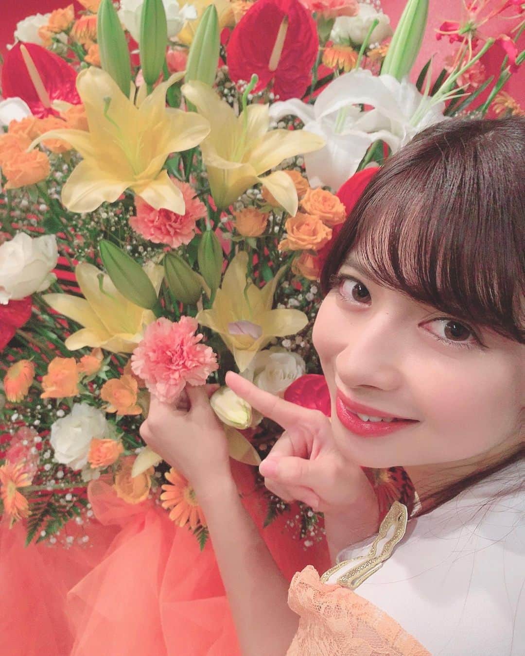 綾瀬麗奈さんのインスタグラム写真 - (綾瀬麗奈Instagram)「🙂🌸 . . dela18thLIVE #サマーマジック2019 🌻🏝 . ファンの皆様からステキなお花を頂きました！ いつもは担当カラーのオレンジ🧡が多めですが、 今回からはあいちんカラーのピンク💗も。 うれしい🥺😭 . めぐみこさんのお花はすごく綺麗で 自宅用のお花もお世話になっています🥰🌸 ステキなお花を用意して下さったファンの皆さん 本当にありがとう！ 幸せです、わたし。 . . . #サママジ #ダイアモンドホール #ダイホ . #お花 #スタンド花 #スタフラ #めぐみこ さん #名古屋花屋 #栄花屋 . #japanesegirl #idol #nagoya #japan #🇯🇵 #likeforfollow #アイドル #御朱印ガール #荒野行動女子 #トレーニング女子 #旅女 #りんご飴 #ディズニー」8月23日 0時40分 - ayasereina