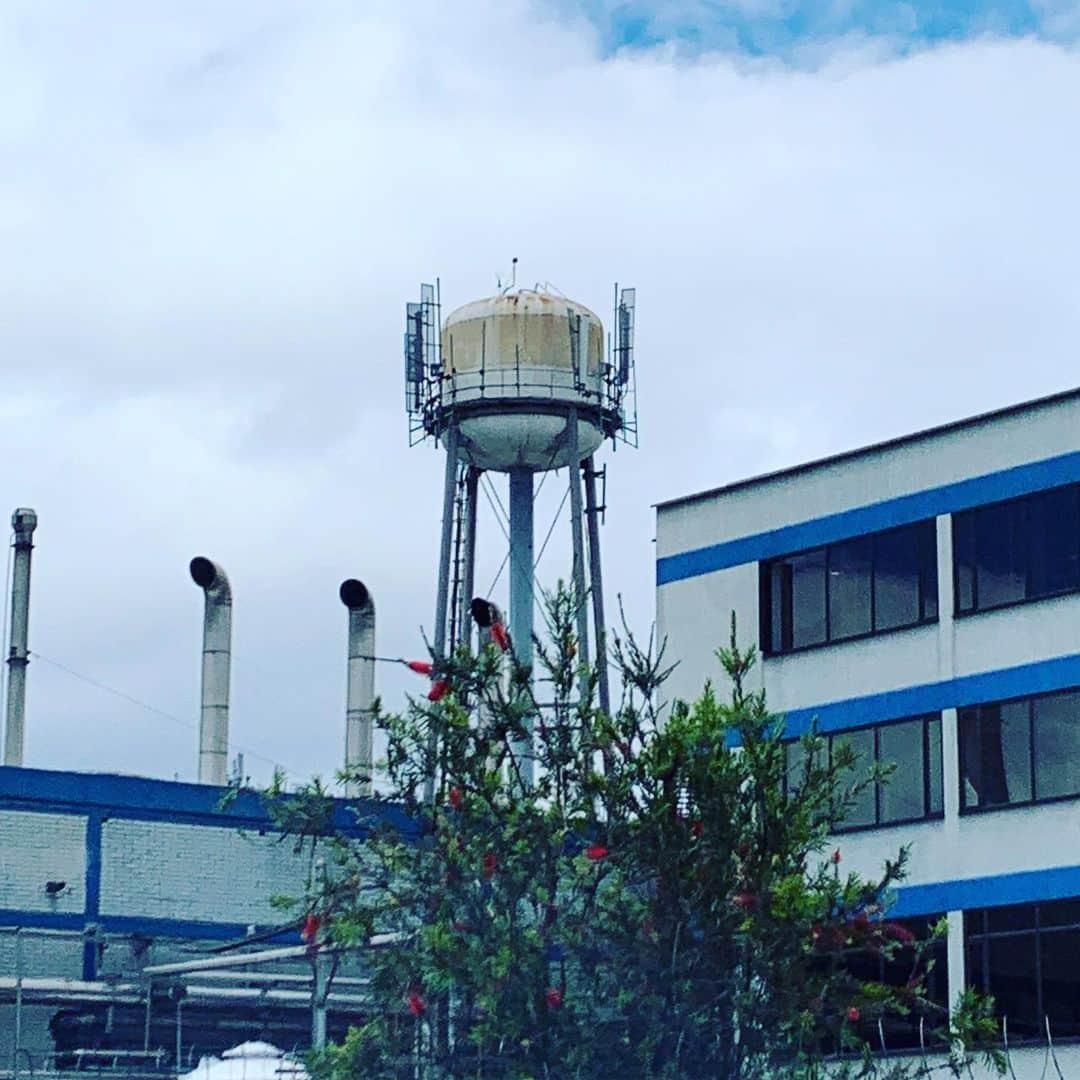 のインスタグラム：「Here it is.  #watertower en Colombia 🇨🇴」