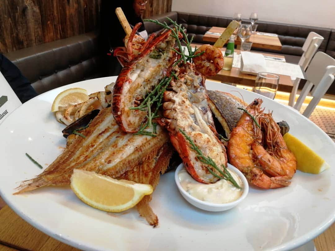 のインスタグラム：「アムステルダムでシーフードを食す🦐🦞🦀 お友達に教えてもらったシーフードレストラン🍴 生牡蠣もドキドキしながら再デビュー🤣 どれもこれも、本当に美味しかったー😍 アムスまた行きたい💕  #amsterdam #アムステルダム #theseafoodbar #nederland #オランダ #オランダ旅行 #オランダグルメ #海外旅行好きな人と繋がりたい #海外旅行 #海外生活 #travelphotography #旅スタグラム #旅女 #旅したくなるフォト」