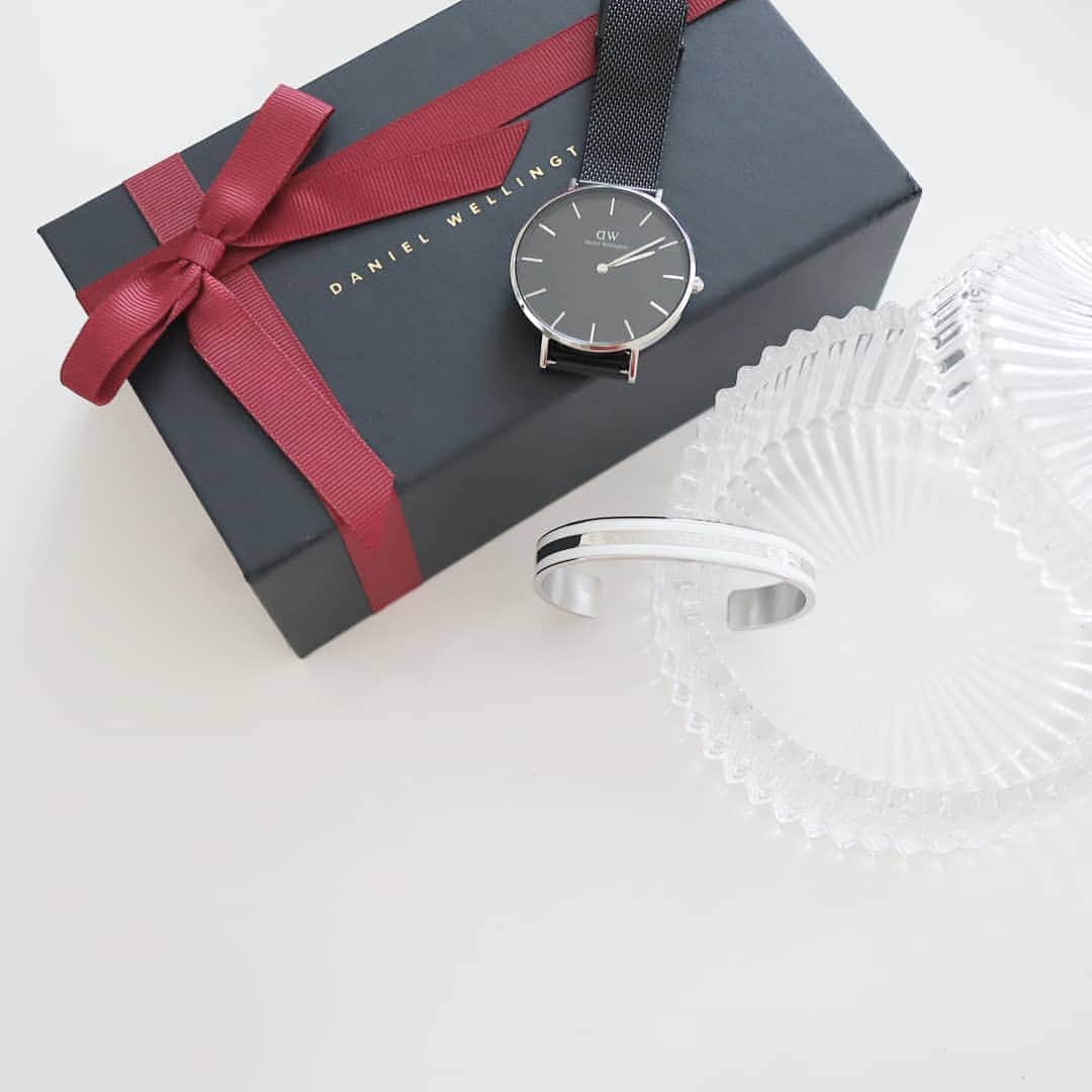 Eri Satoのインスタグラム：「New⌚ @danielwellington · 8月22日に、ユニセックスで使えるメッシュタイプのベルトの【Mesh 36】が発売されましたよー✨ ゴールドフレームのものを以前から愛用していたんだけど、レディースサイズだったので。 旦那さんとも使えるメッシュタイプを待ち望んでいたので嬉しい～😍😍😍 ペアでも使えるデザインって良いよね♪ · 【Slim Bracelet】は時計に合わせてシルバーベースに白のラインのものをチョイスしてみたよ。 こちらも新発売😊 · 8月22日から9月22日まで、 任意の時計or限定セットの購入で特別ラッピングが無料になるそう✨ · 5％OFFクーポンコード 👉sato626 （公式サイトのみ使用可、10月31日まで） https://www.danielwellington.com/jp ·  #ダニエルウェリントン#DW新作#DW手元ルックス#置き画#置き画くら部#時計#ギフト#プレゼン#バングル#シンプル#シンプルコーデ#アクセサリー#手元くら部#ママコーデ#fashion#カジュアルコーデ#シンプルコーデ#シンプルファッション#おしゃれさんと繋がりたい #おしゃれ好きな人と繋がりたい#gift#bangle#watch」