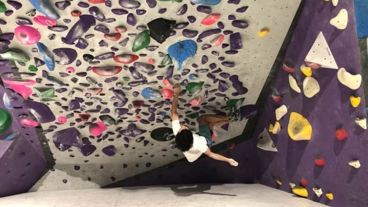 ハキム・カスバンのインスタグラム：「⁣ Maybe V10? Soft? I’m really bad with grades.⁣ ⁣ Look at me closing crimps 😂 would’ve avoided doing that a year ago. ⁣ ⁣ 📹🛠: @berizified⁣ @heavy.japan⁣ ⁣ #heavyjapan #tokyopowder #climbing #bouldering #climbinglife #streetwear」