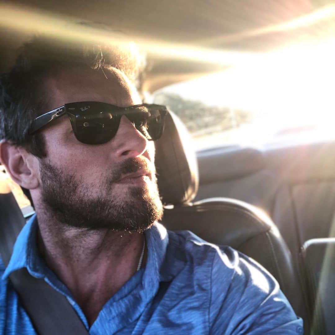 イアン・ボーエンのインスタグラム：「If you drive backwards you can click miles off your odometer, which is cool.」