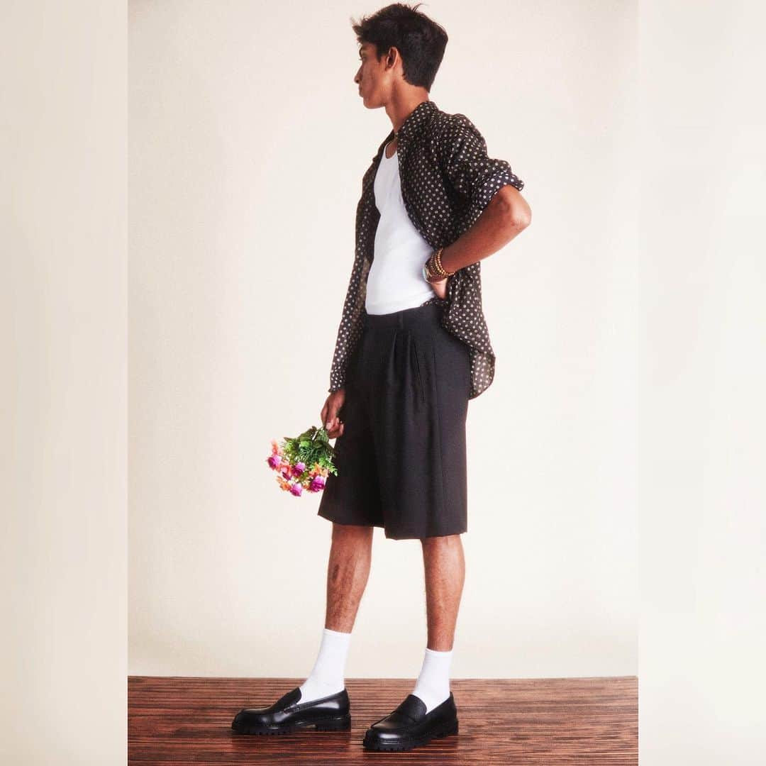 バーニーズ・ニューヨークのインスタグラム：「Wake up and smell the newness. The latest styles from @balenciaga, @burberry, and more just hit the site. Head to our IG stories to see #WhatsNewNow.  Photographed by: @annaharty  Styled by: Terrell Spence」