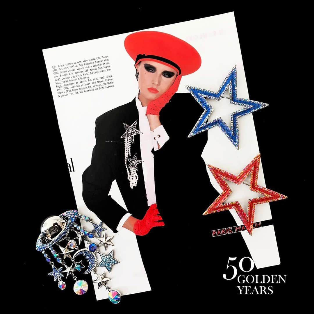 バトラー&ウィルソンさんのインスタグラム写真 - (バトラー&ウィルソンInstagram)「Stars have always been iconic to Simon so there’s many star designs in the NEW 50 Golden Years Collection ⭐️ These classic brooches are packed with glitter and encrusted with sparkling Swarovski crystals 💎 They are sure to add a fun touch to any outfit! Check out this vintage editorial from @bazaaruk’s (Harper’s & Queens) December 1984 issue ✨ • • #ButlerandWilson #BW50Years #harpersbazaar #editorial #TBT #ThrowbackThursday #jewellery #brooch #star #planets」8月23日 0時55分 - butlerandwilson