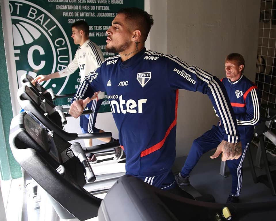 São Paulo FCさんのインスタグラム写真 - (São Paulo FCInstagram)「🏃🏻‍♂️💪 Teve trabalho pela manhã no Couto Pereira, estádio do Coritiba. A luta continua! #VamosSãoPaulo 🇾🇪 ⠀⠀⠀⠀⠀⠀⠀⠀⠀ 📸 Rubens Chiri / saopaulofc.net」8月23日 0時55分 - saopaulofc