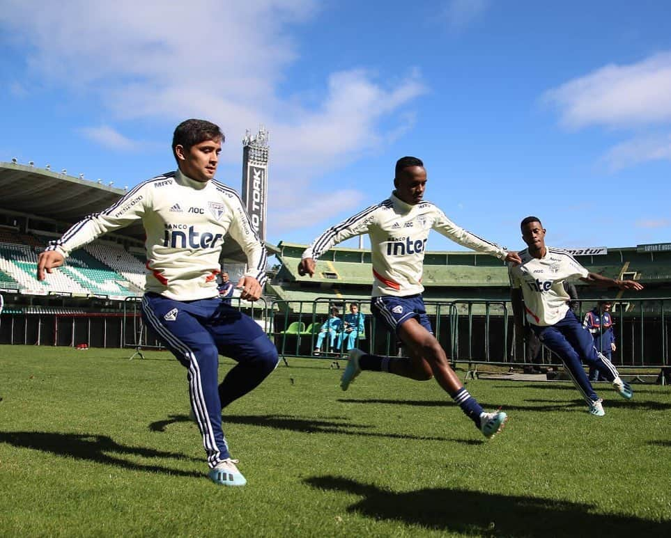 São Paulo FCさんのインスタグラム写真 - (São Paulo FCInstagram)「🏃🏻‍♂️💪 Teve trabalho pela manhã no Couto Pereira, estádio do Coritiba. A luta continua! #VamosSãoPaulo 🇾🇪 ⠀⠀⠀⠀⠀⠀⠀⠀⠀ 📸 Rubens Chiri / saopaulofc.net」8月23日 0時55分 - saopaulofc