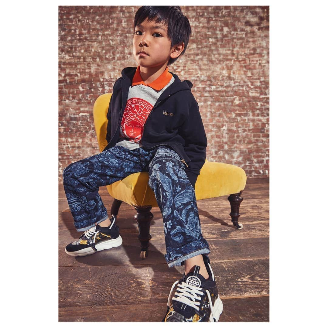 ジャンニヴェルサーチさんのインスタグラム写真 - (ジャンニヴェルサーチInstagram)「The #VersaceChainReaction sneakers are now available in children’s sizes. Find them now at the link in bio. _ Styled by: Allegra V. Beck Photographer: @ianboddy」8月23日 1時05分 - versace