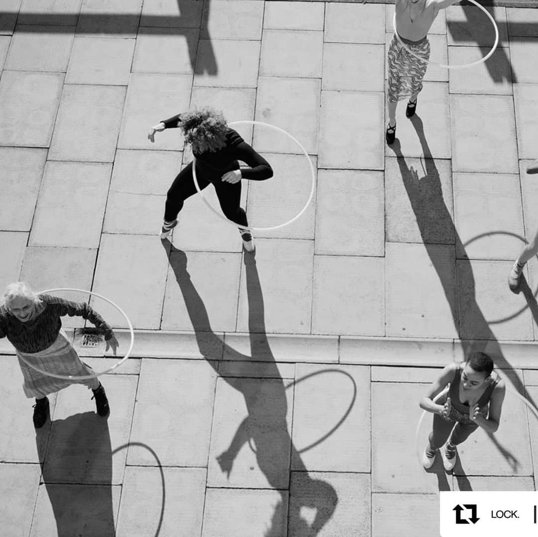 ダフネ・セルフのインスタグラム：「Love a hula hoop - - lockstudios @lockstudios casting for @diedame_, photographed by @jometsonscott styled by @andreaspeterkrings featuring @daphneselfe」