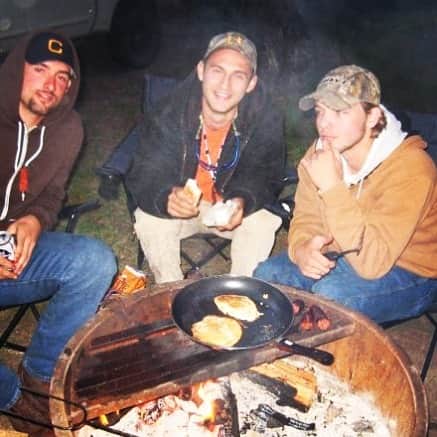 マックス・シエリオットさんのインスタグラム写真 - (マックス・シエリオットInstagram)「Country boys being country boys. #throwbackthursday #campfire #camo #wrangler #campfirecooking #countryboy #countryliving #tbt @g.casini @meatdem1 #norcal」8月23日 1時16分 - maxthieriot